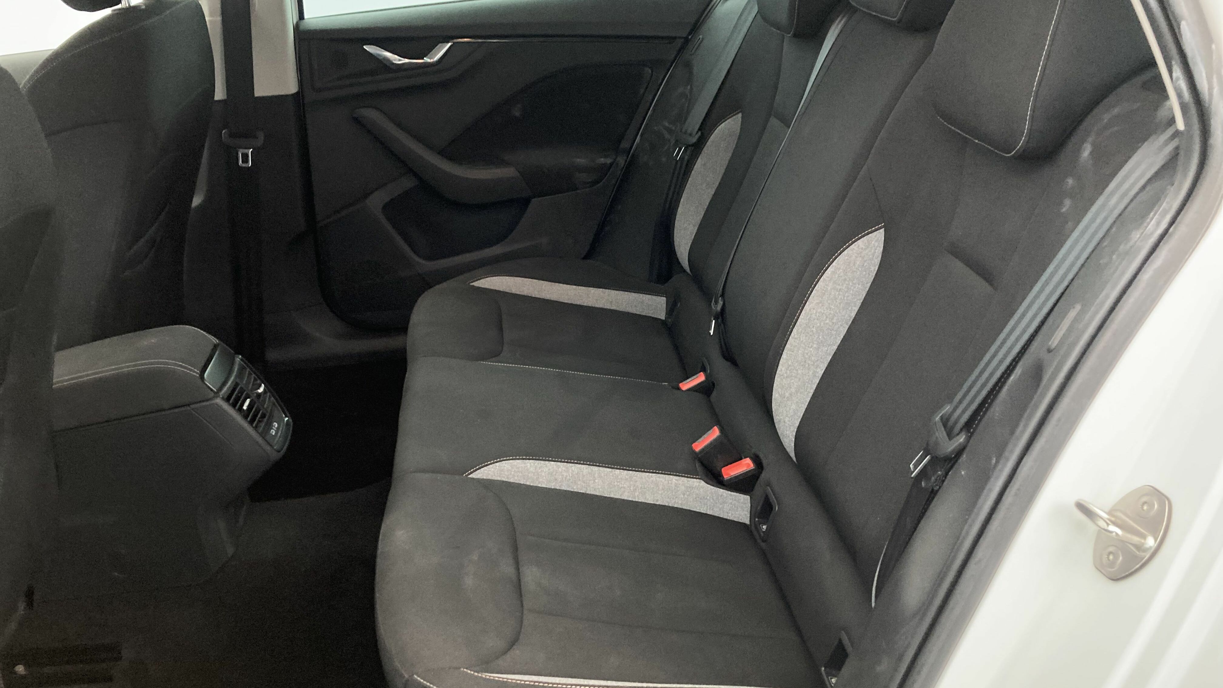 skoda kamiq selection 1.0 TSI 95 2024 blanco candy 22