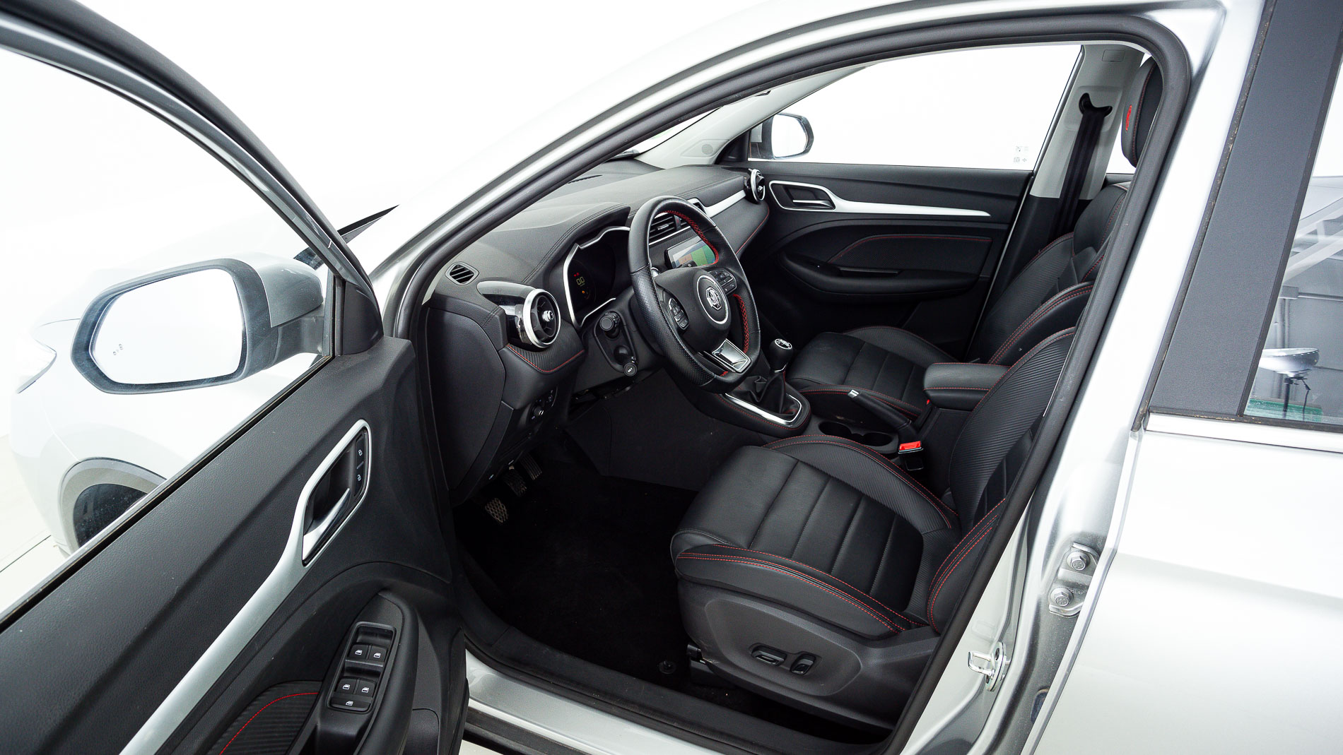 mg zs luxury 1.0 T-GDI 111 2023 silver 14