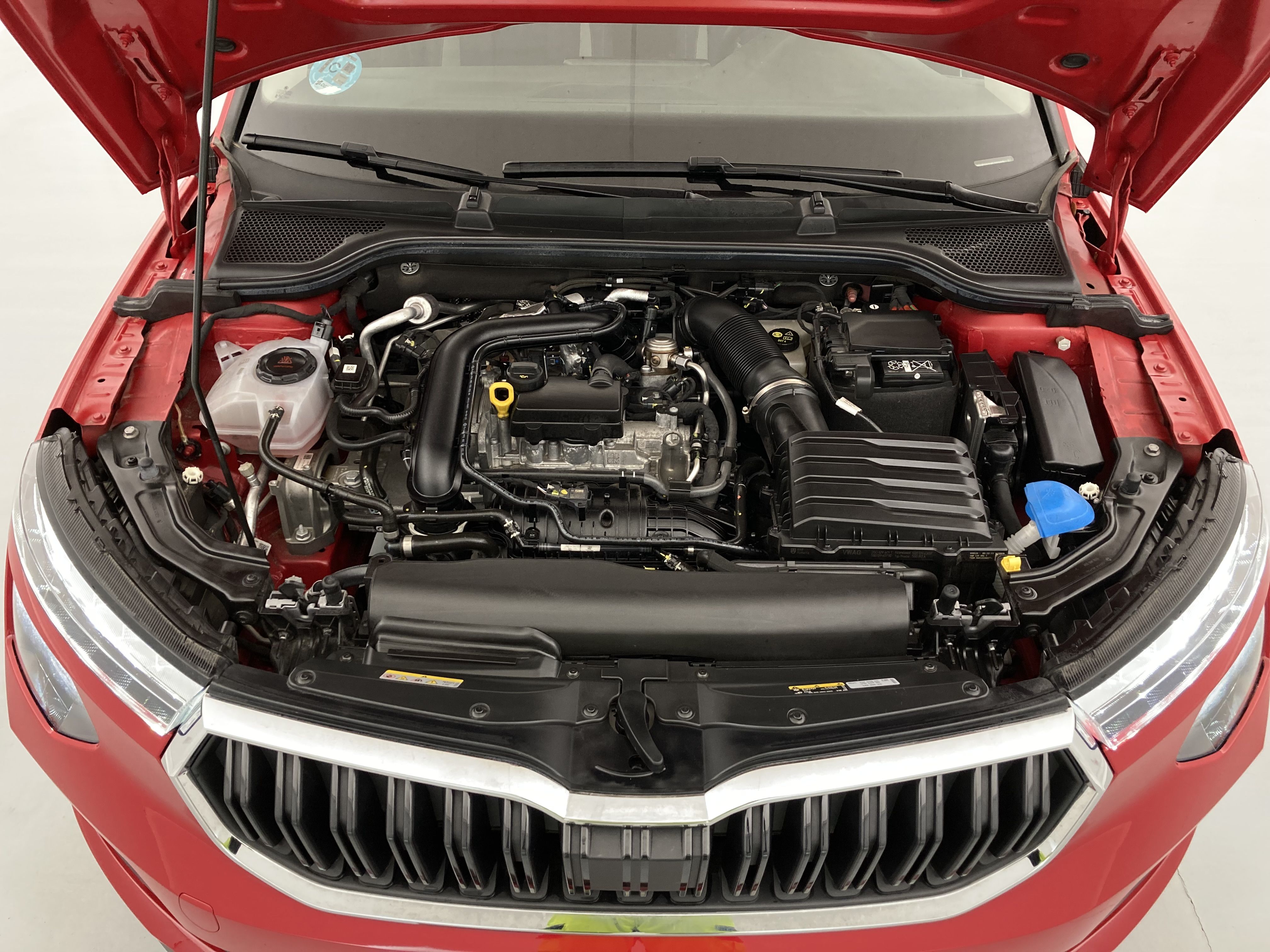 skoda kamiq selection 1.0 TSI 95 2024 rojo velvet 24