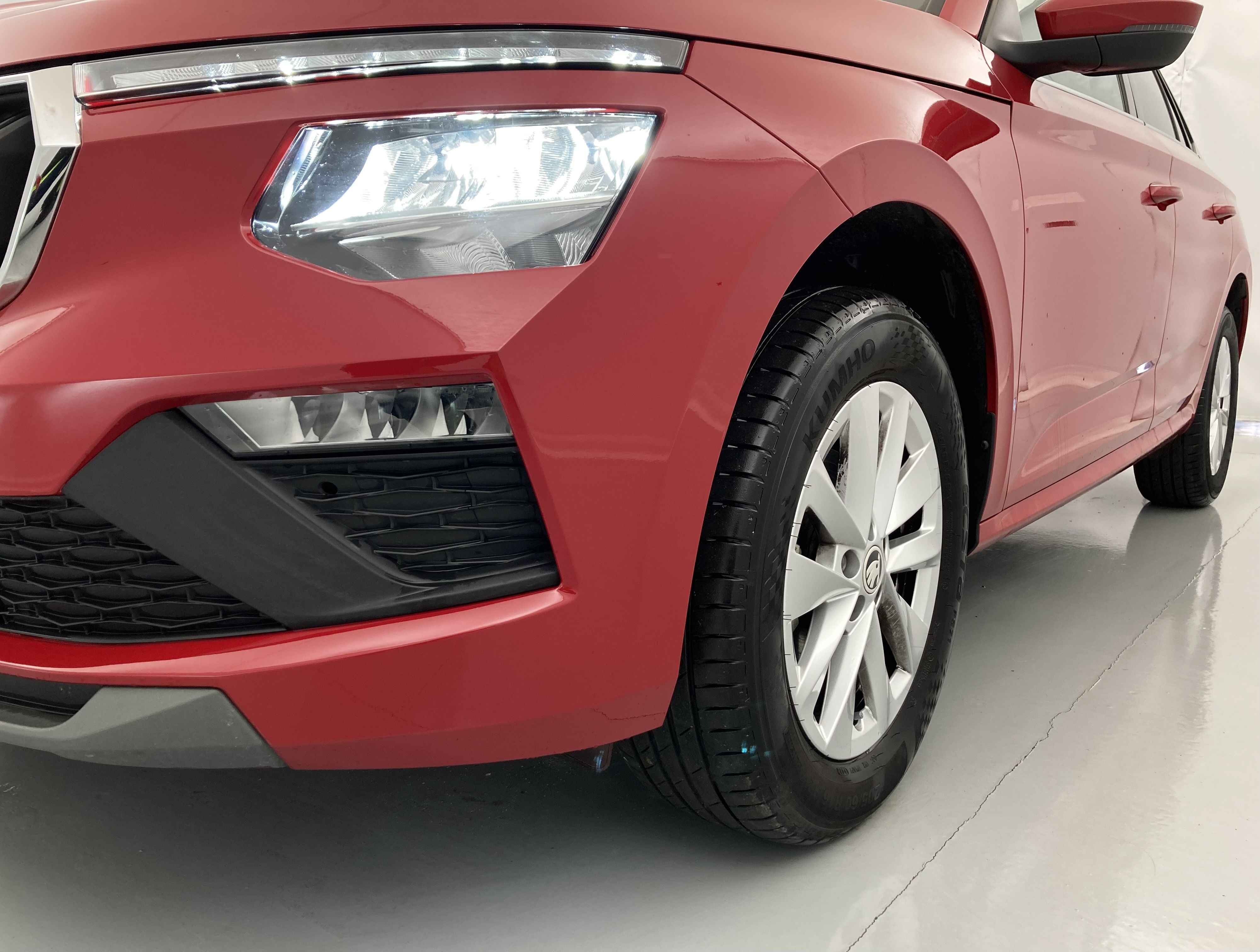 skoda kamiq selection 1.0 TSI 95 2024 rojo velvet 28