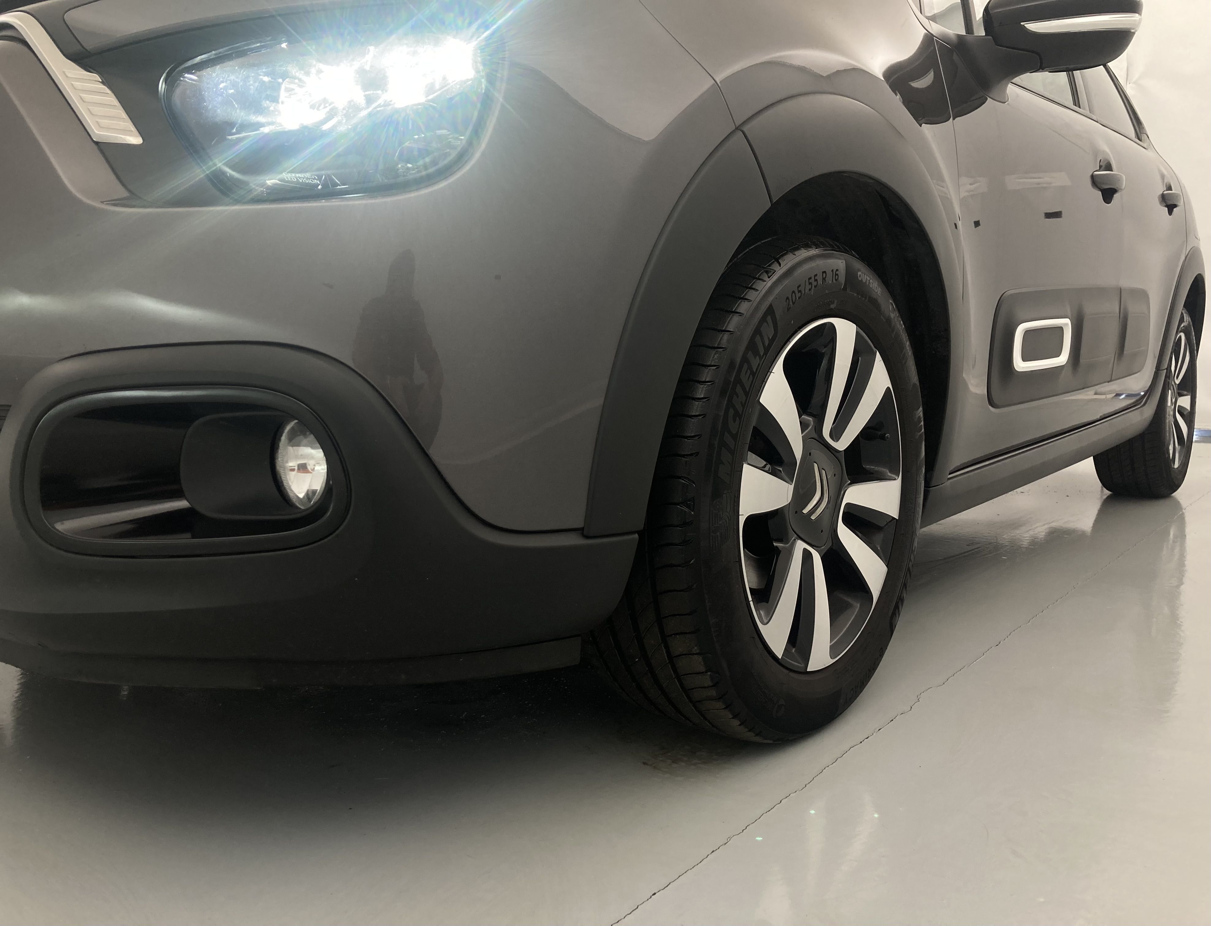 citroen c3 origin max 1.2 PURETECH 83 2024 gris platino / negro 28