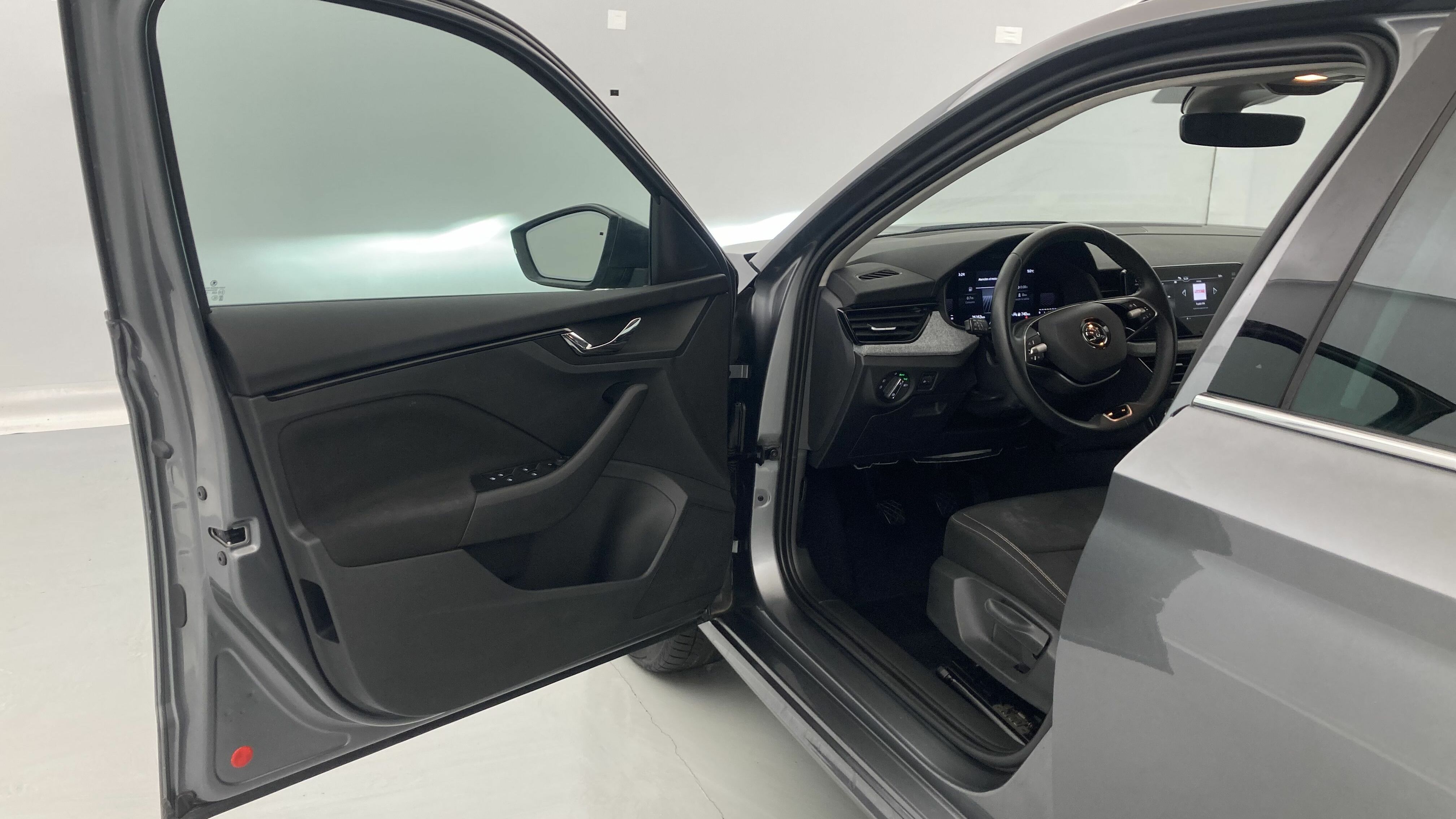 skoda kamiq selection 1.0 TSI 95 2024 gris graphite 13
