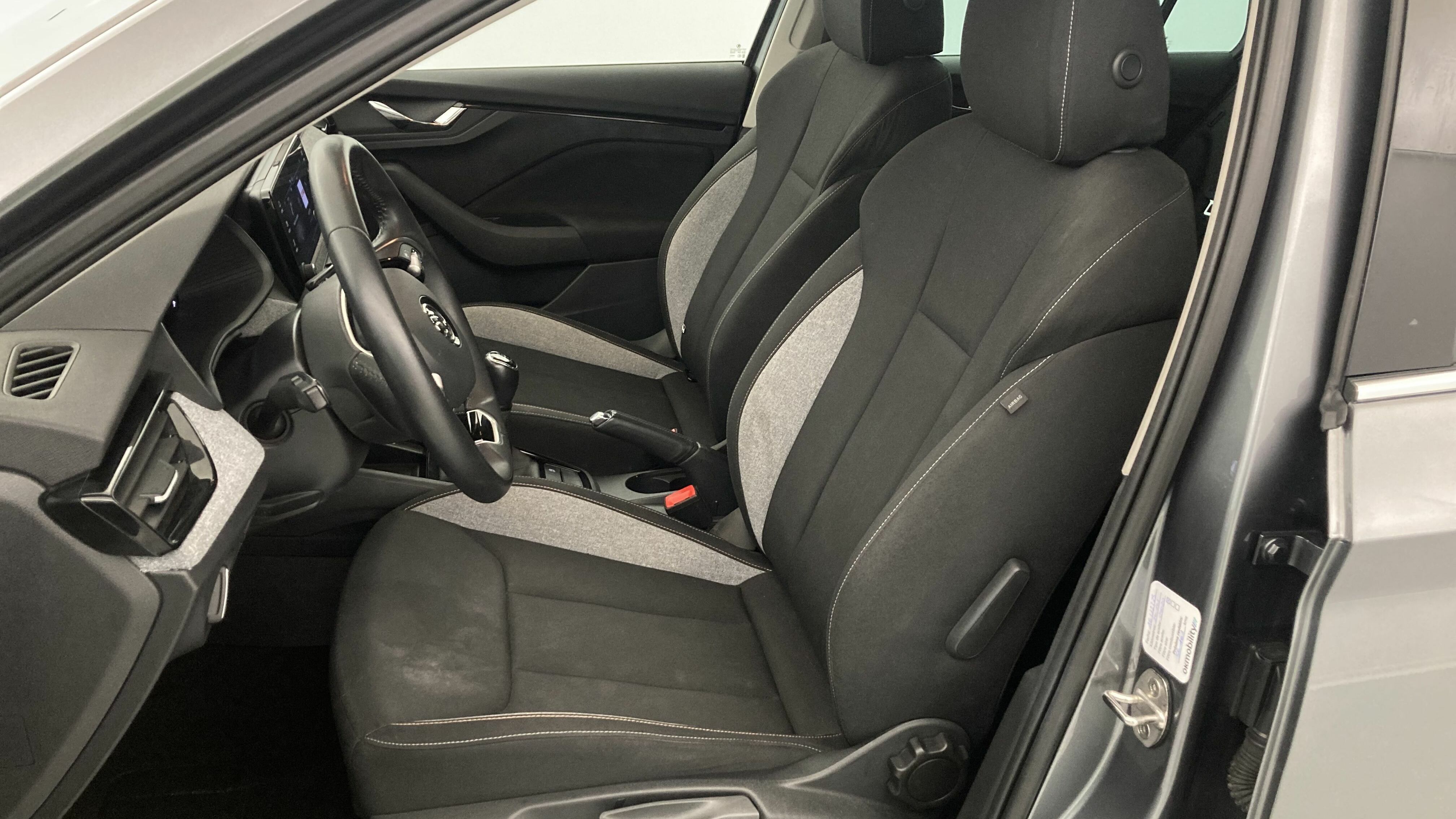 skoda kamiq selection 1.0 TSI 95 2024 gris graphite 14