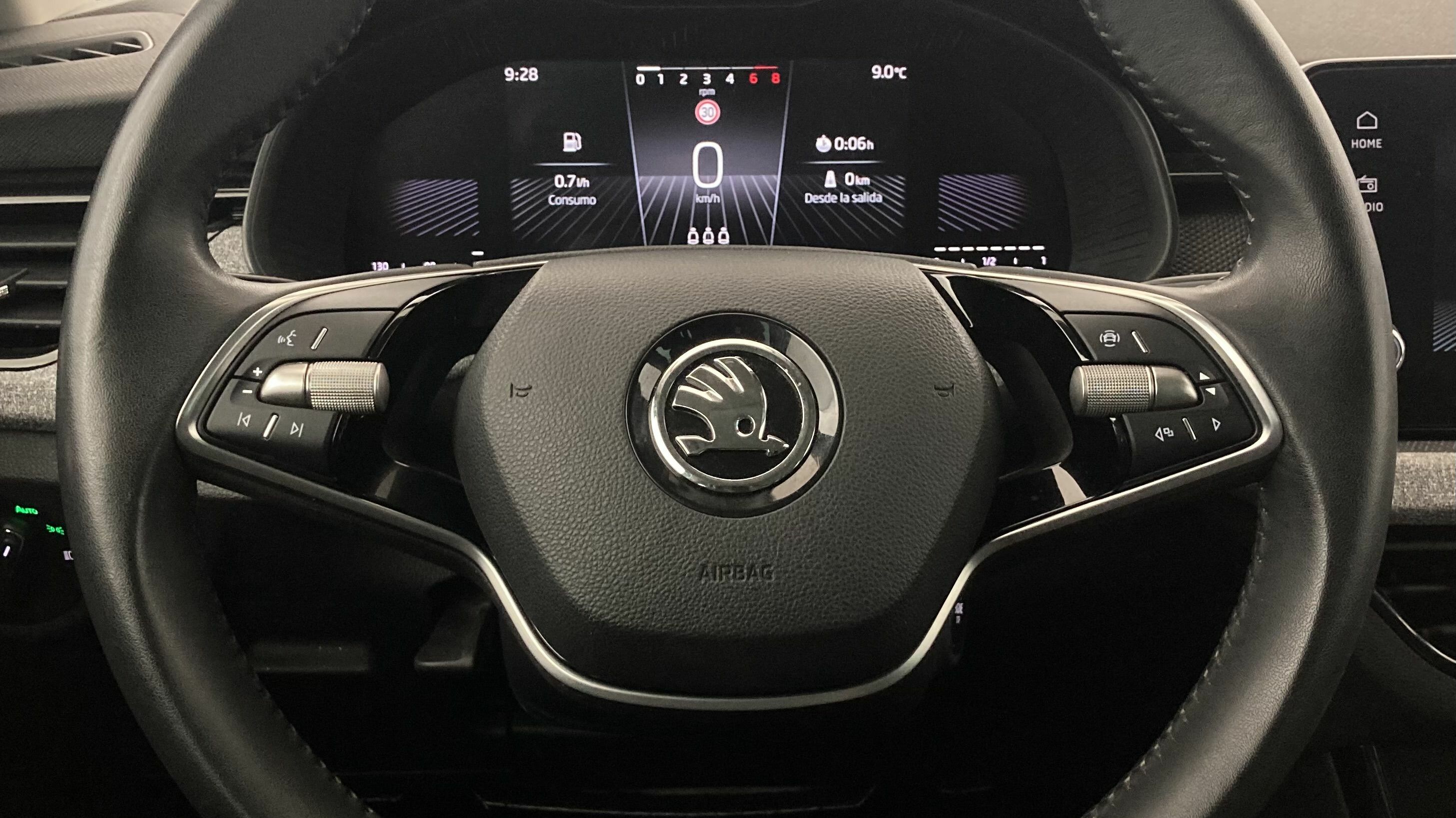 skoda kamiq selection 1.0 TSI 95 2024 gris graphite 17