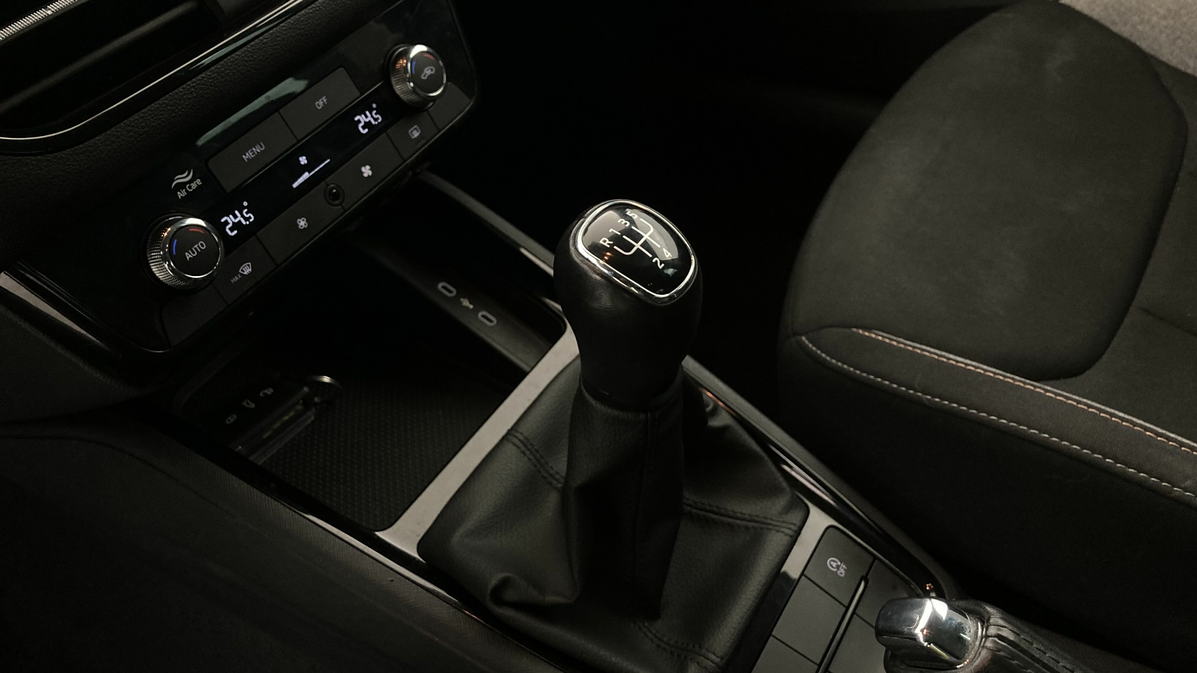 skoda kamiq selection 1.0 TSI 95 2024 gris graphite 20