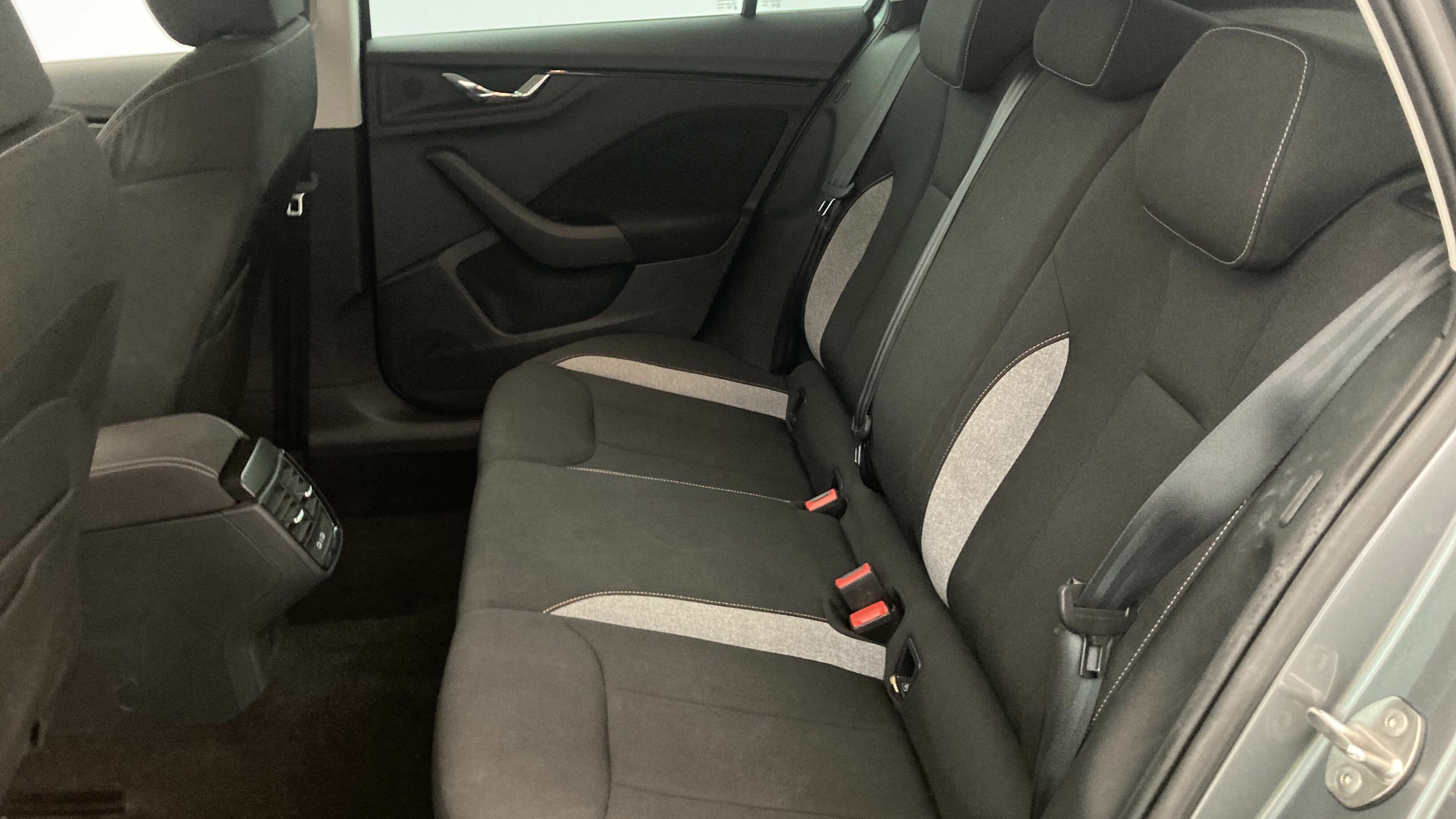 skoda kamiq selection 1.0 TSI 95 2024 gris graphite 21