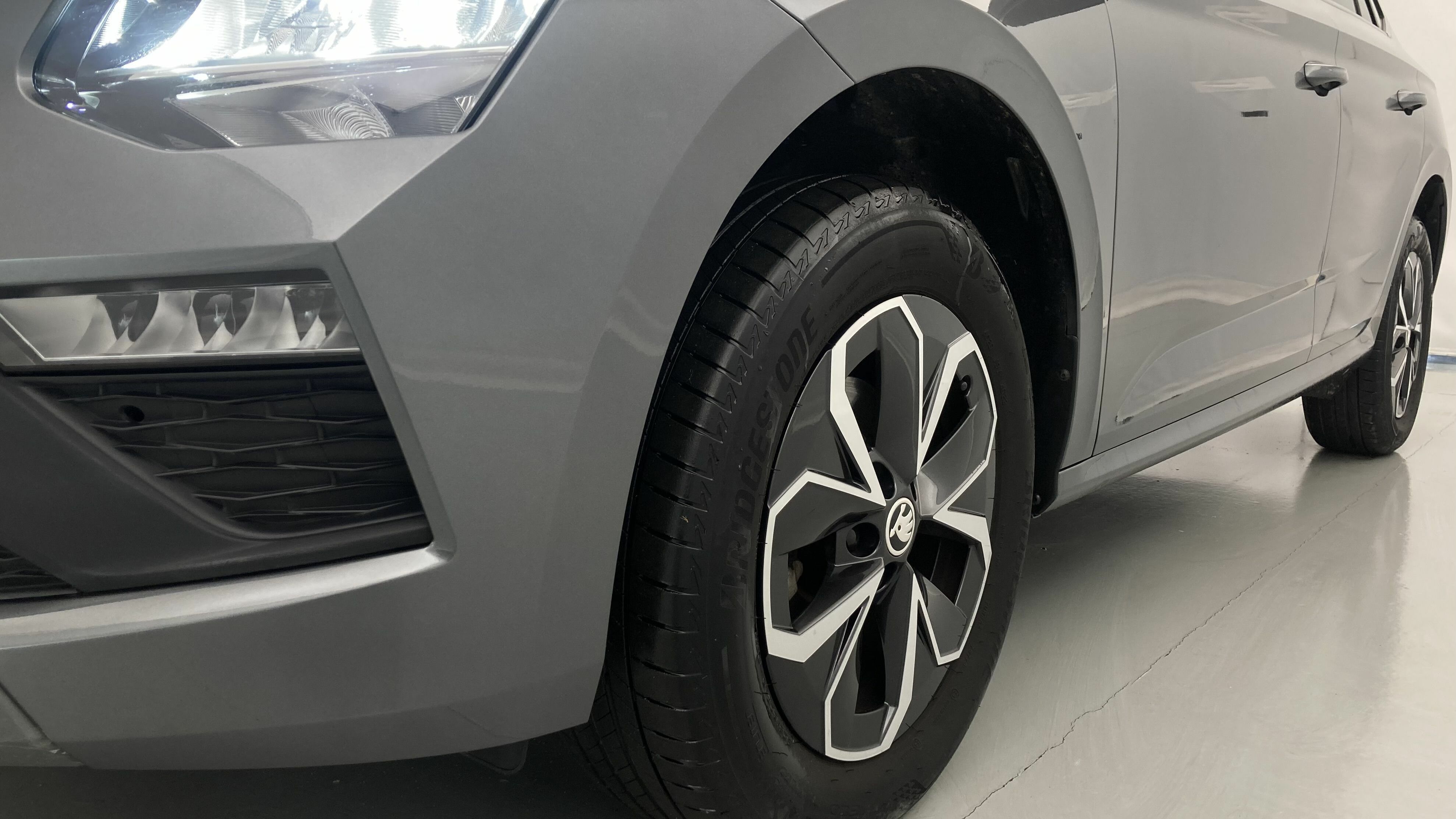 skoda kamiq selection 1.0 TSI 95 2024 gris graphite 26