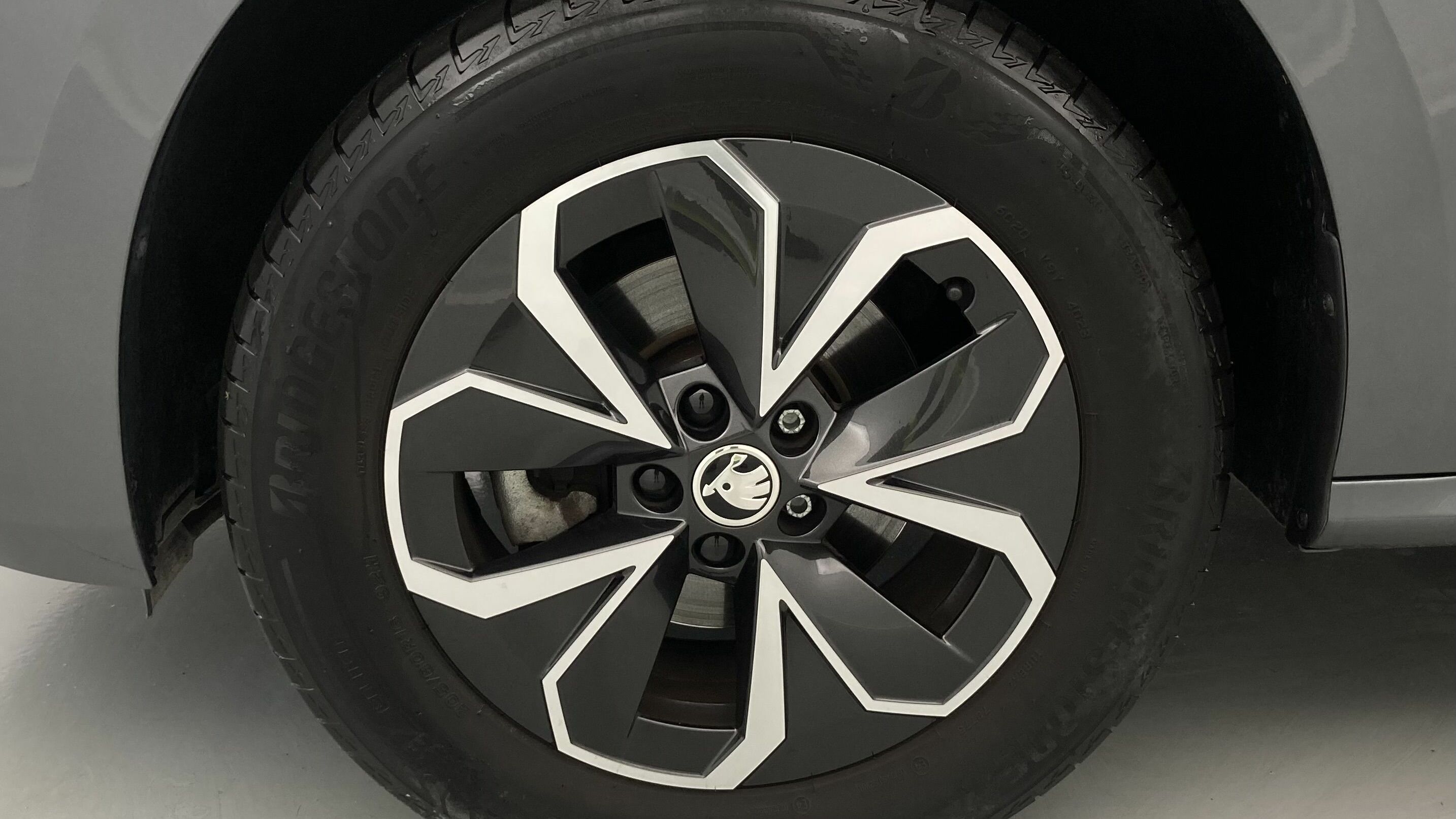 skoda kamiq selection 1.0 TSI 95 2024 gris graphite 27