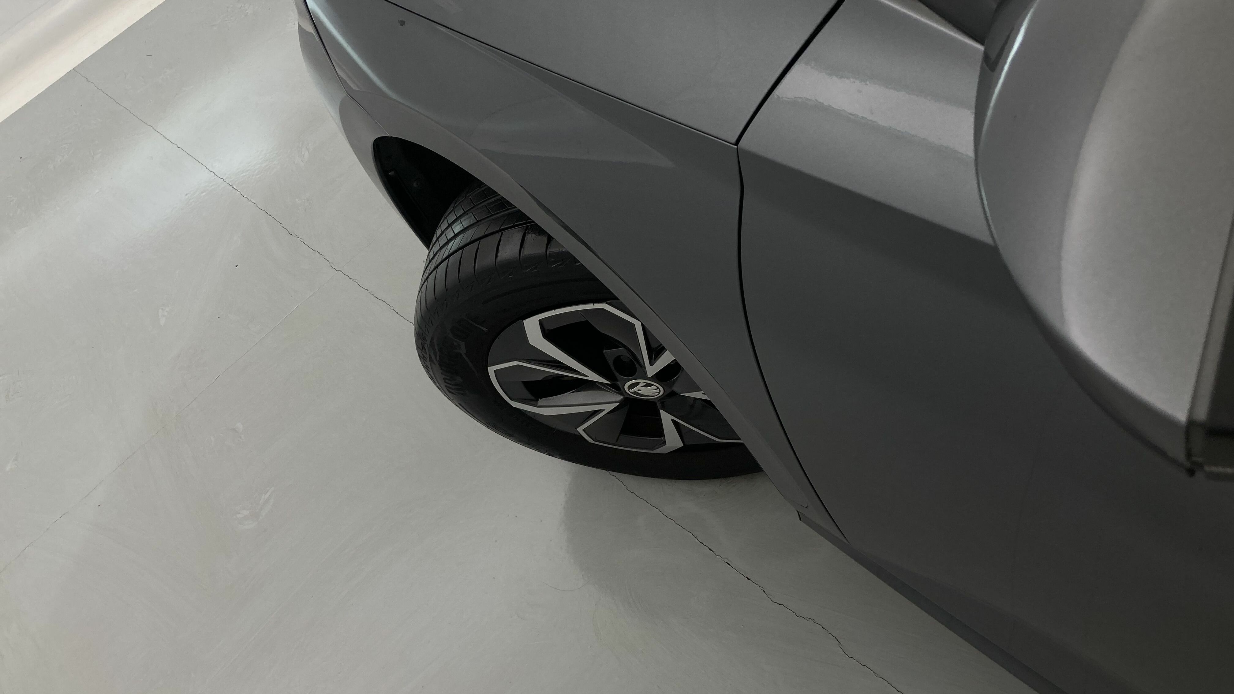 skoda kamiq selection 1.0 TSI 95 2024 gris graphite 28