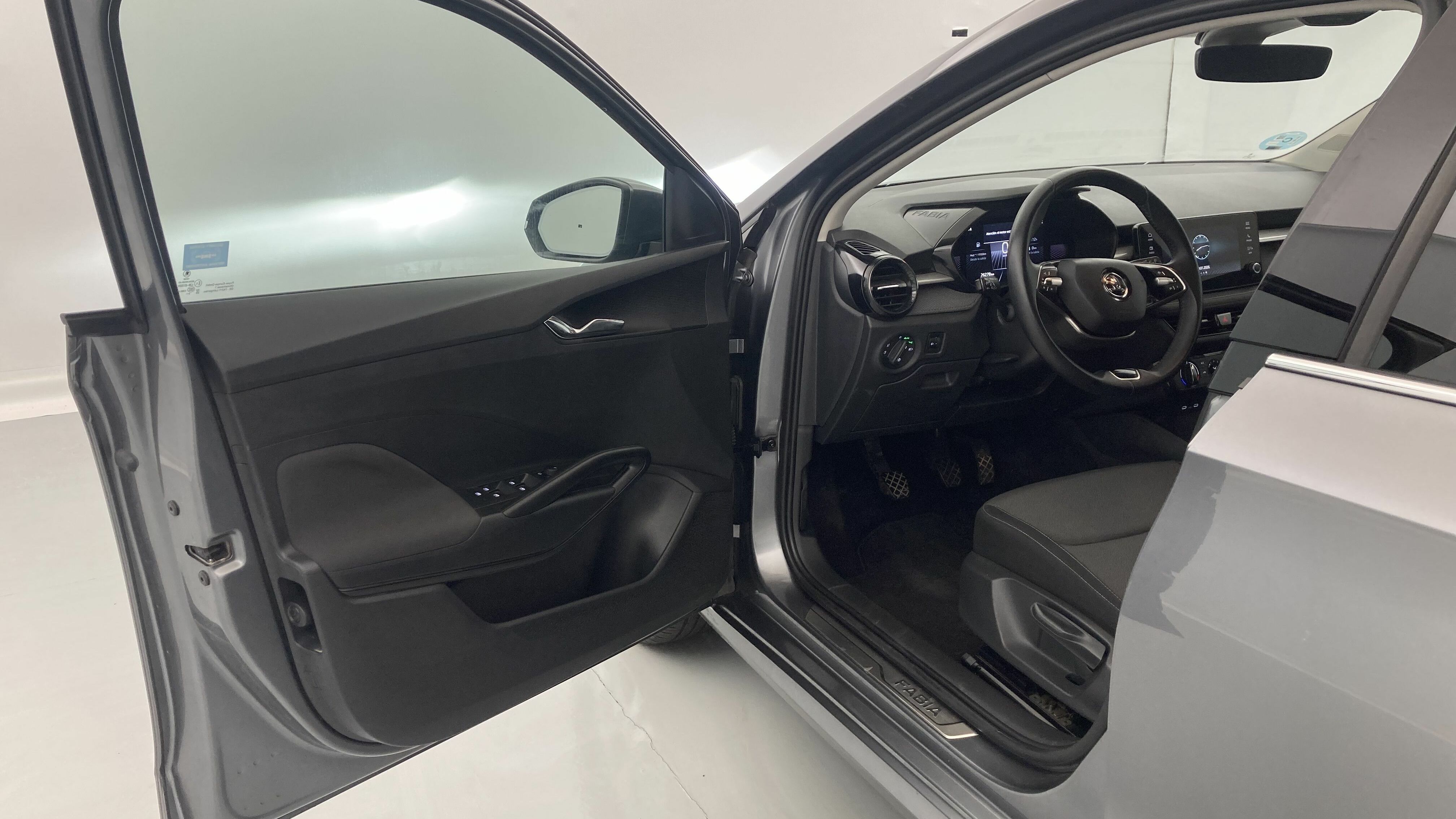 skoda fabia selection 1.0 MPI 80 2024 gris graphite 12
