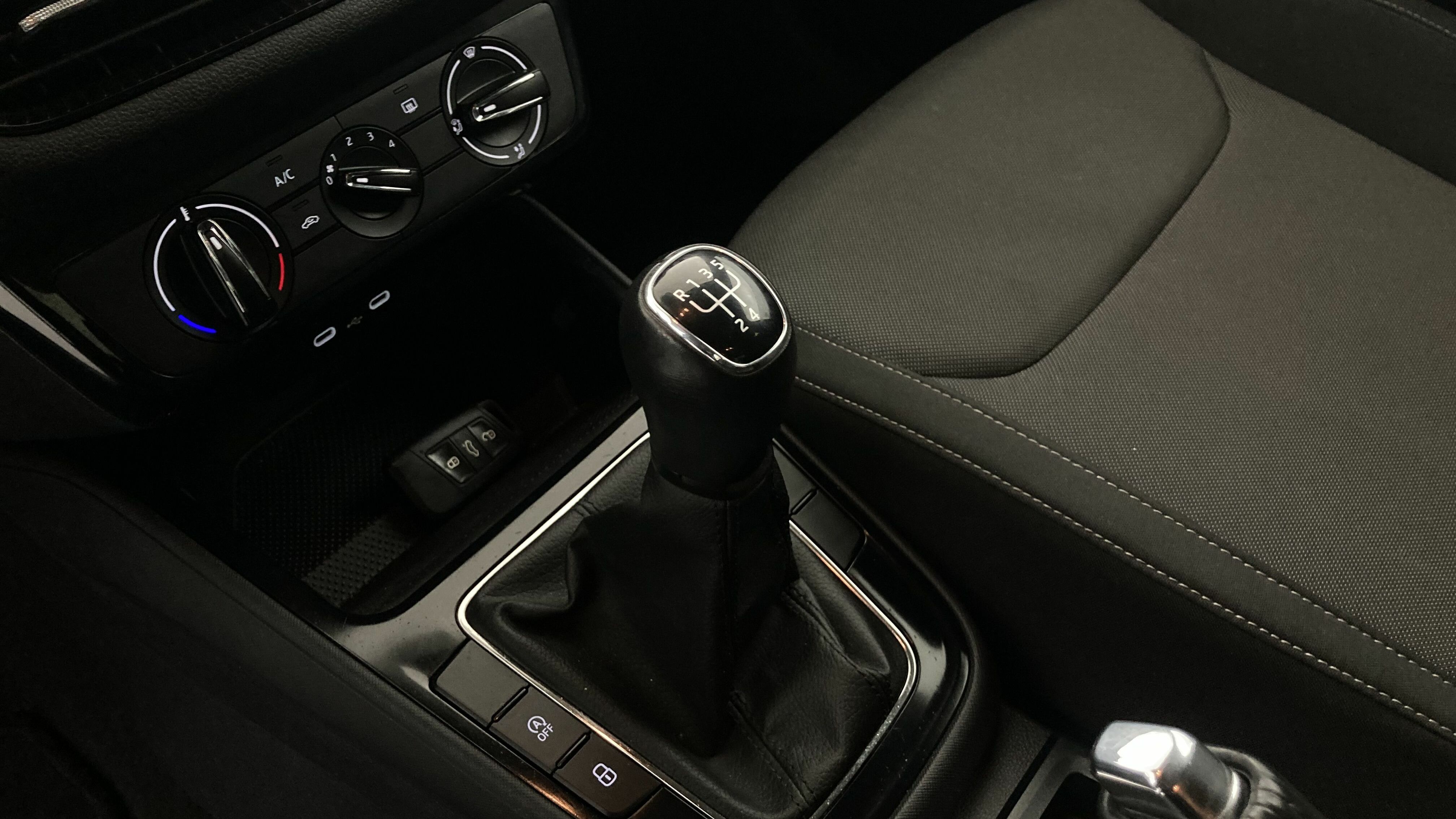 skoda fabia selection 1.0 MPI 80 2024 gris graphite 19