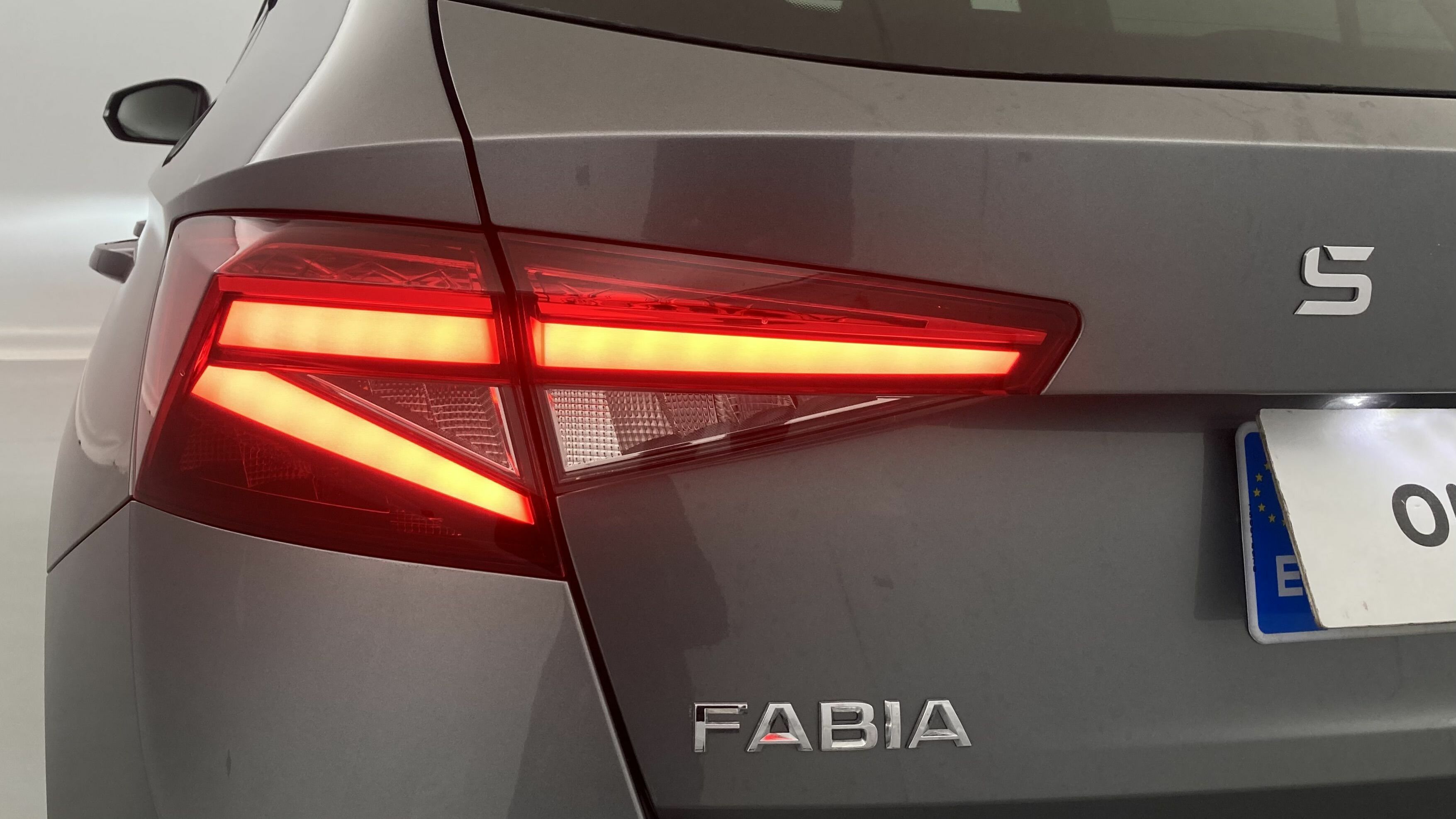 skoda fabia selection 1.0 MPI 80 2024 gris graphite 29