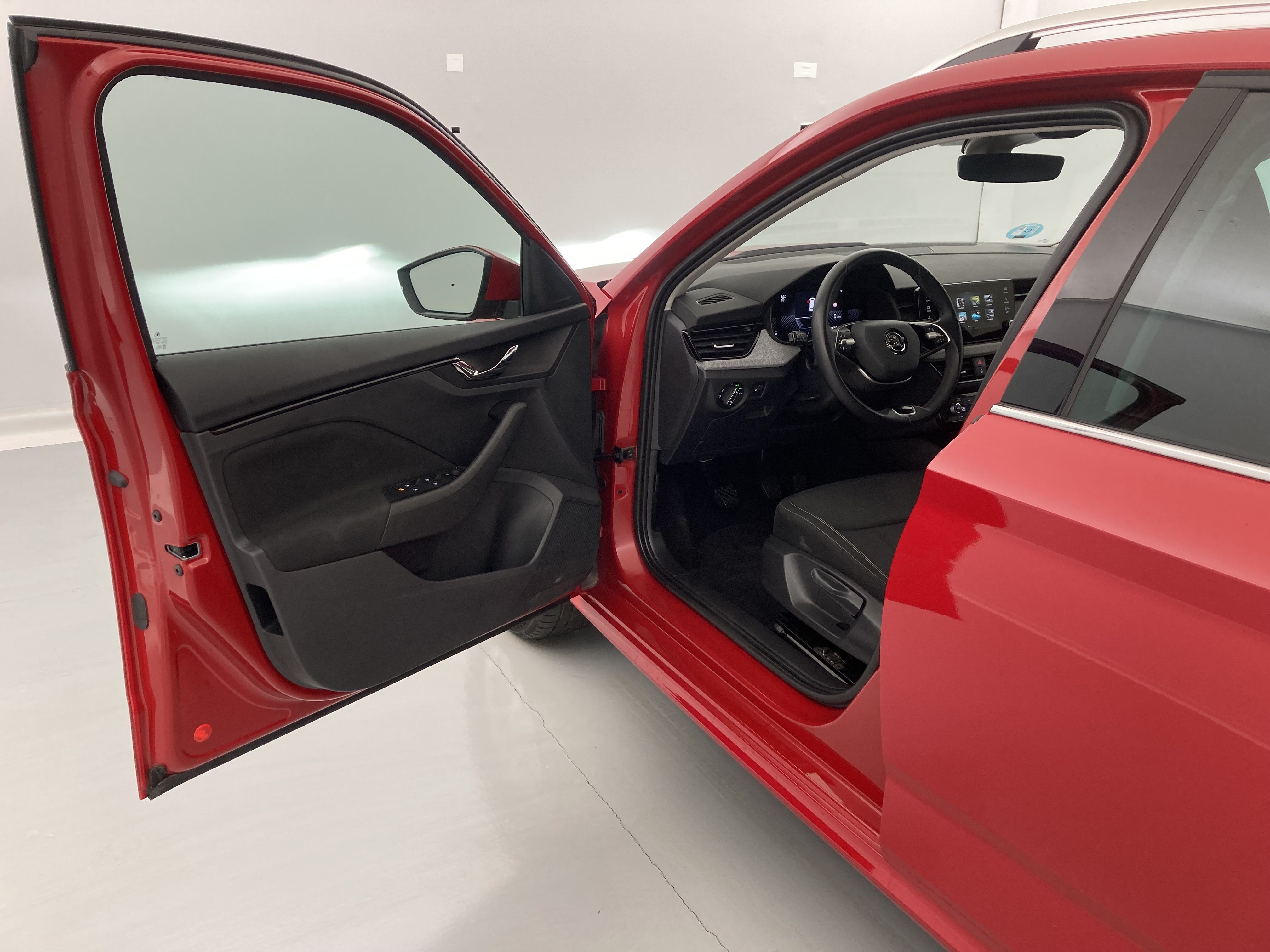 skoda kamiq selection 1.0 TSI 95 2024 rojo velvet 14