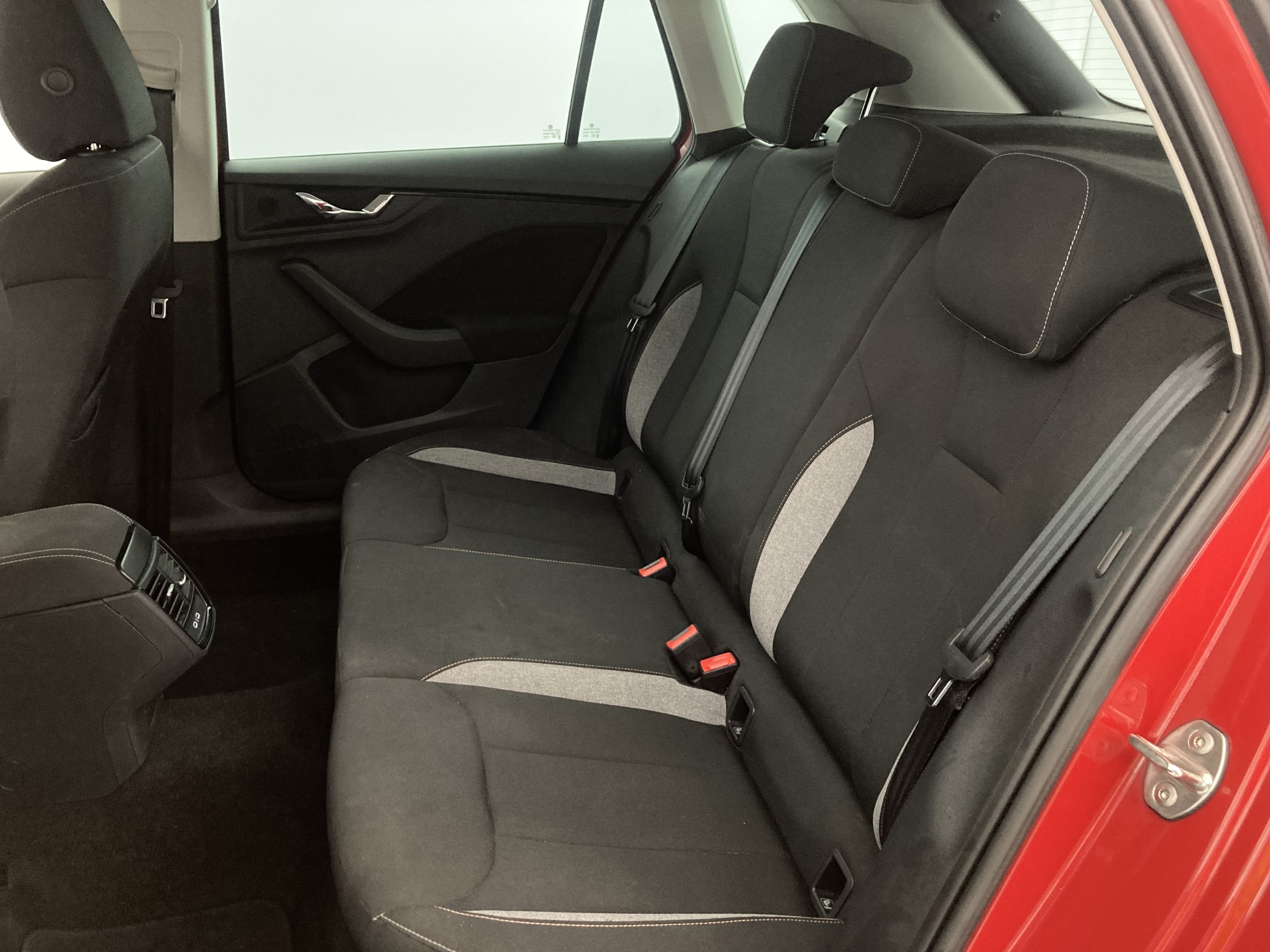 skoda kamiq selection 1.0 TSI 95 2024 rojo velvet 22