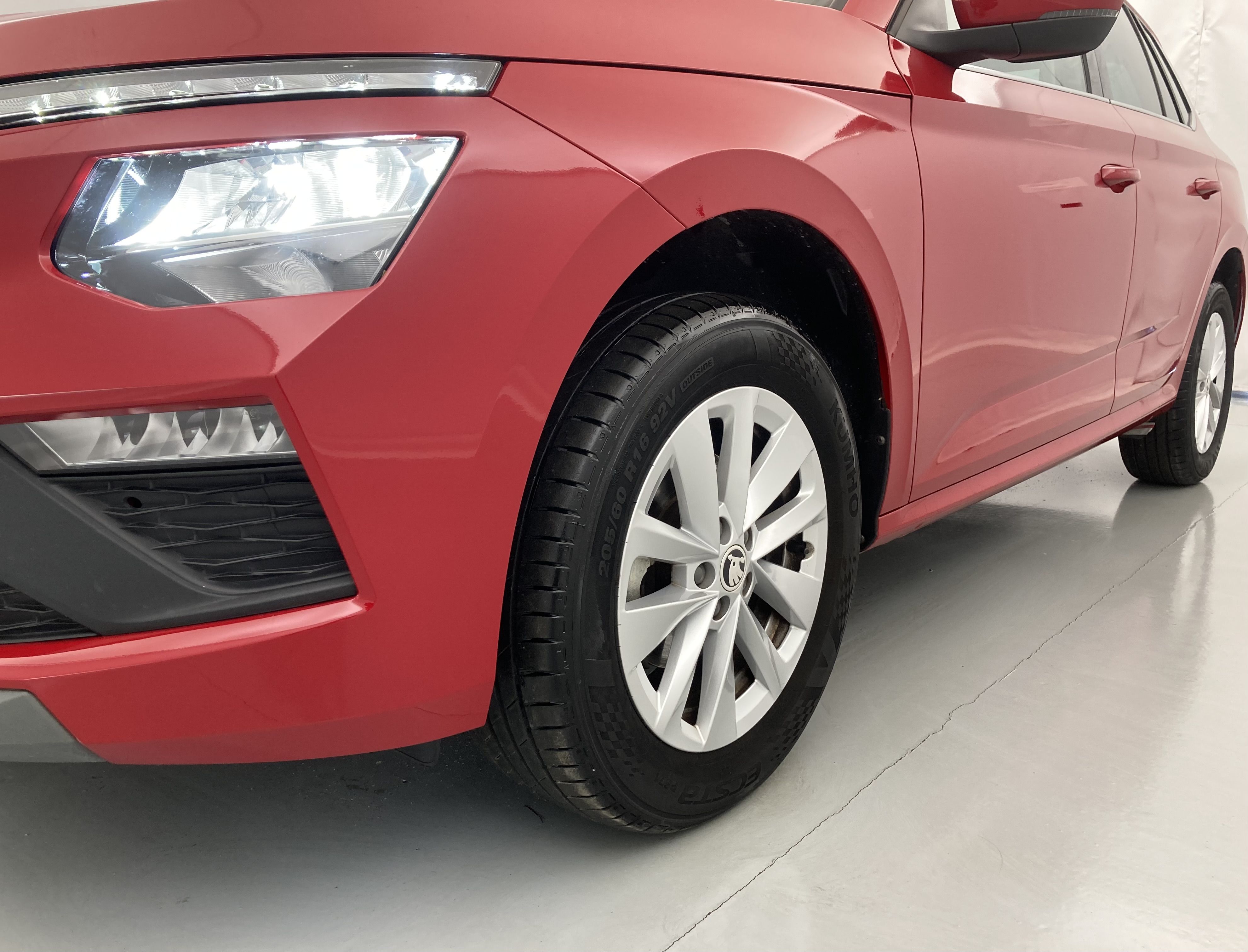 skoda kamiq selection 1.0 TSI 95 2024 rojo velvet 25