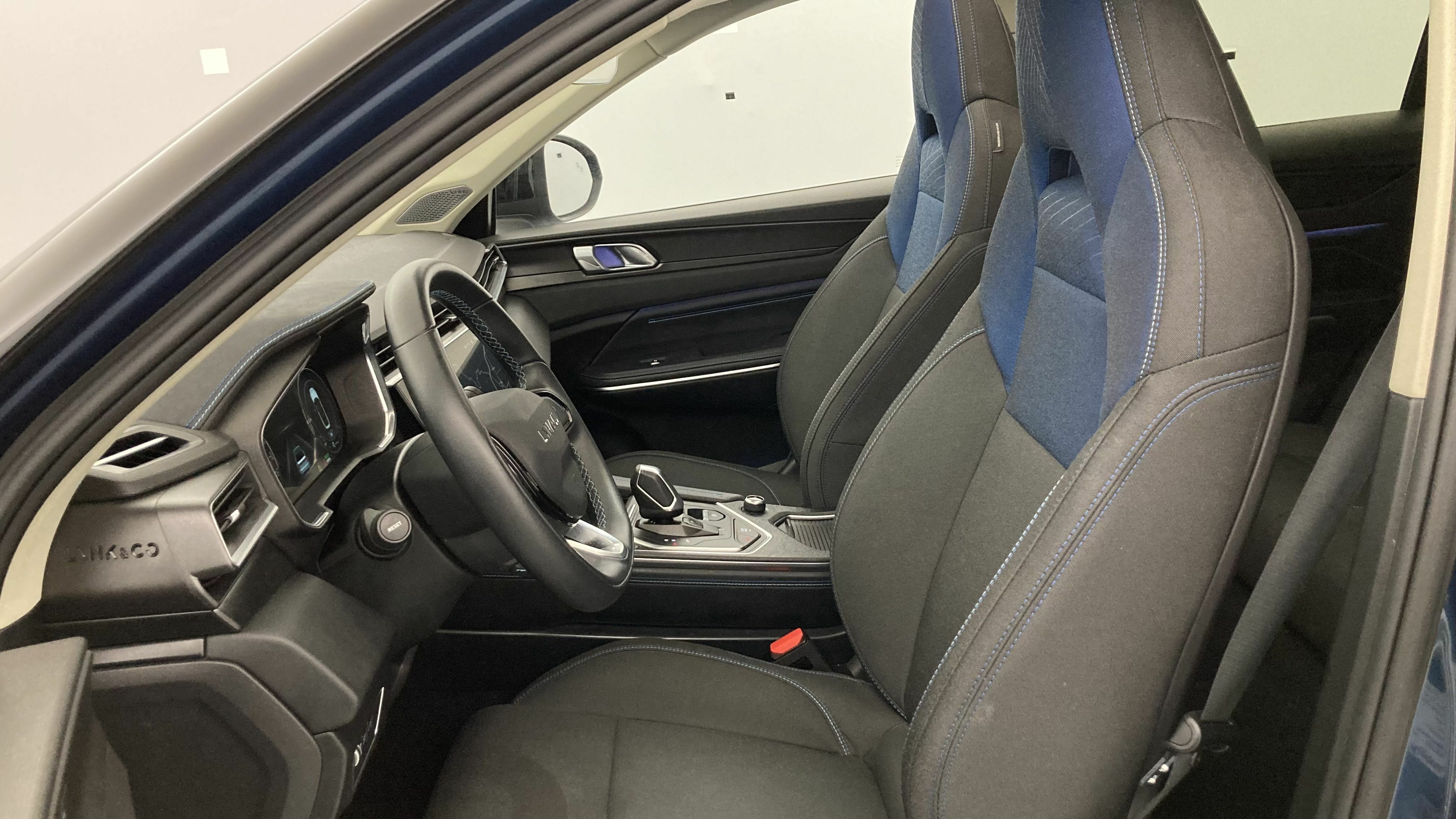 lynk&co 1 nv 1.5 PHEV 261 2022 blue 13