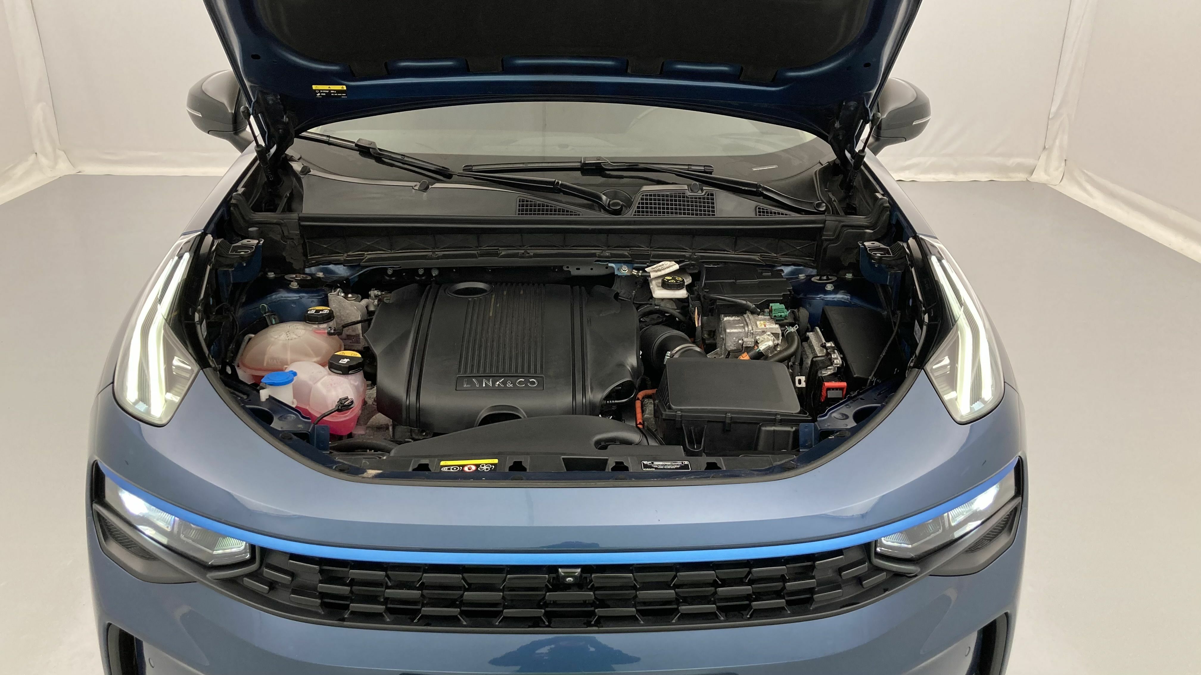 lynk&co 1 nv 1.5 PHEV 261 2022 blue 24