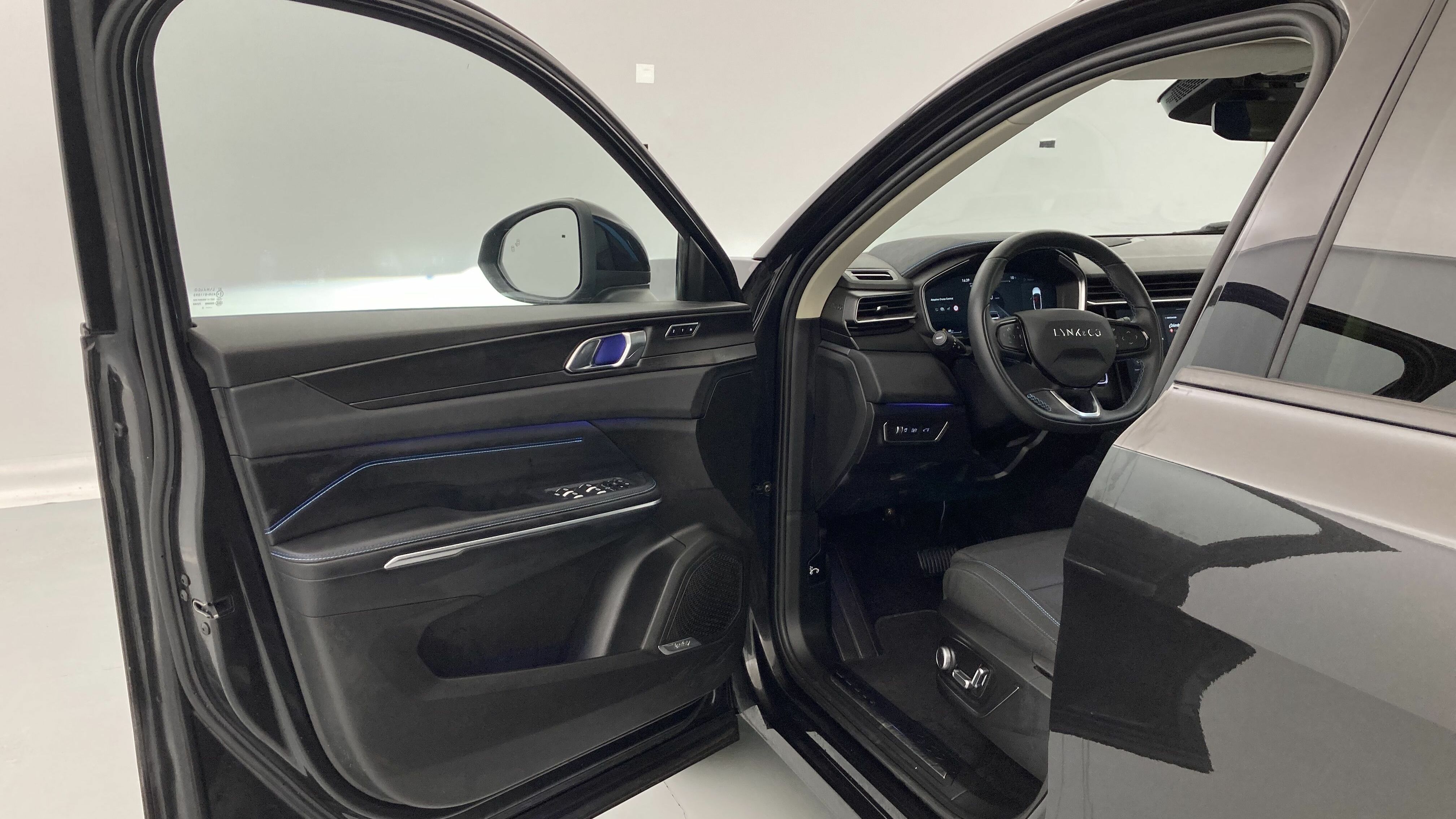 lynk&co 1 nv 1.5 PHEV 261 2022 black 12