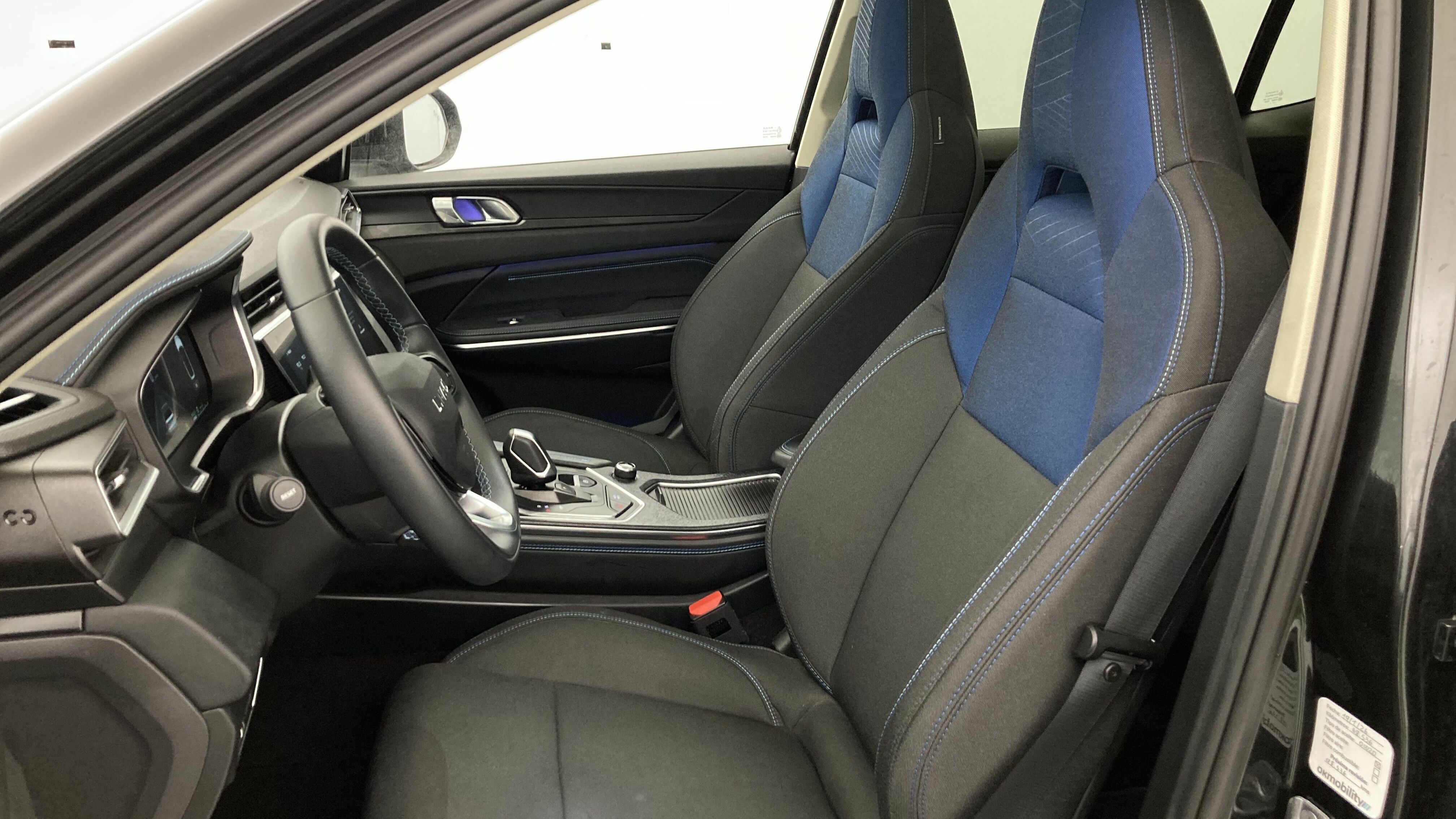 lynk&co 1 nv 1.5 PHEV 261 2022 black 13