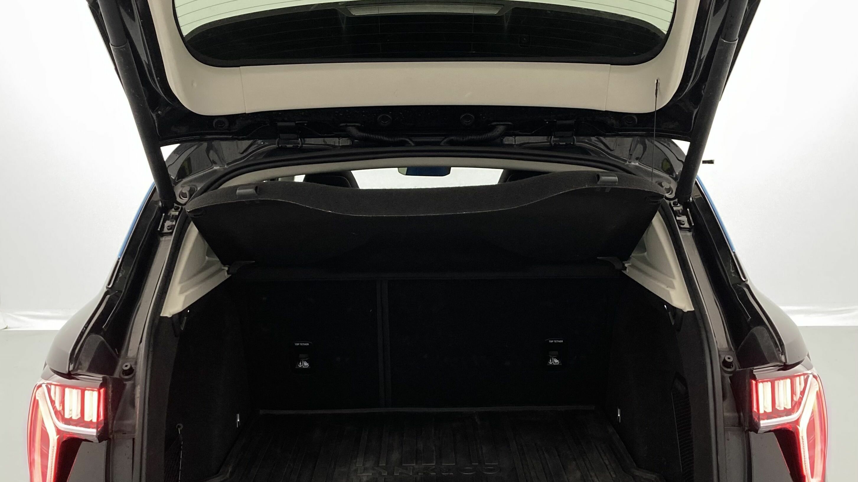 lynk&co 1 nv 1.5 PHEV 261 2022 black 23