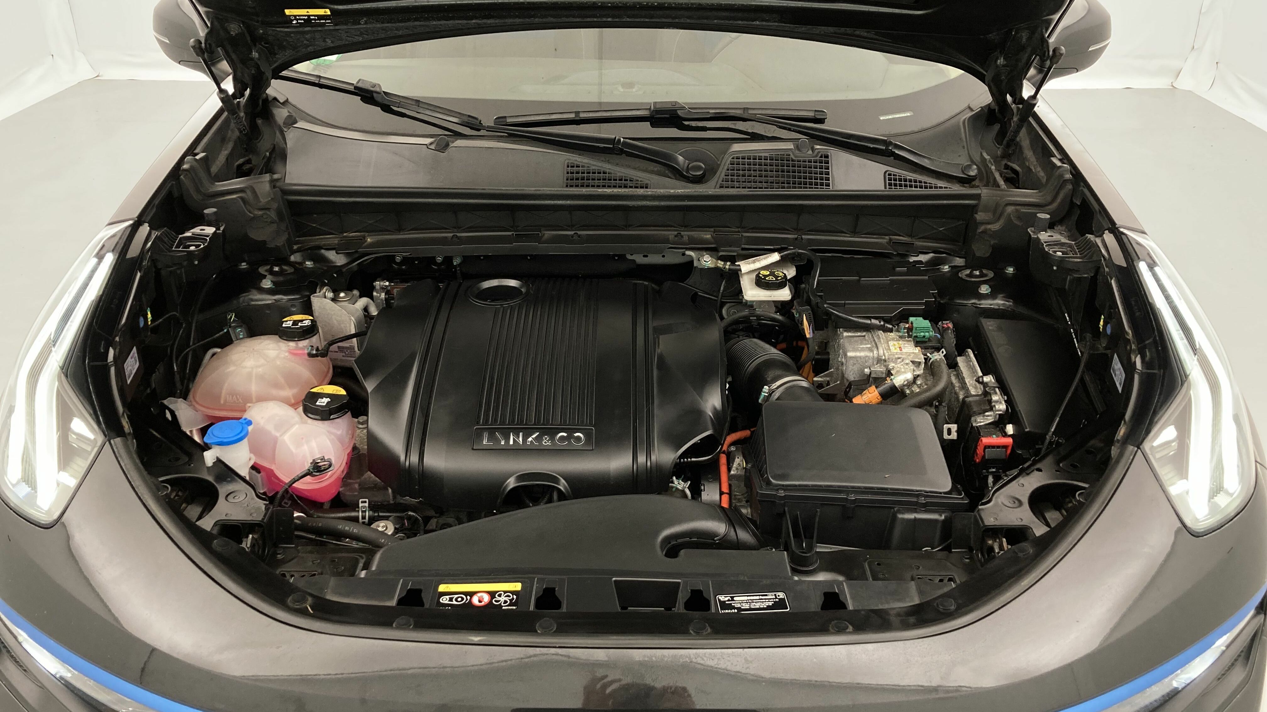 lynk&co 1 nv 1.5 PHEV 261 2022 black 24