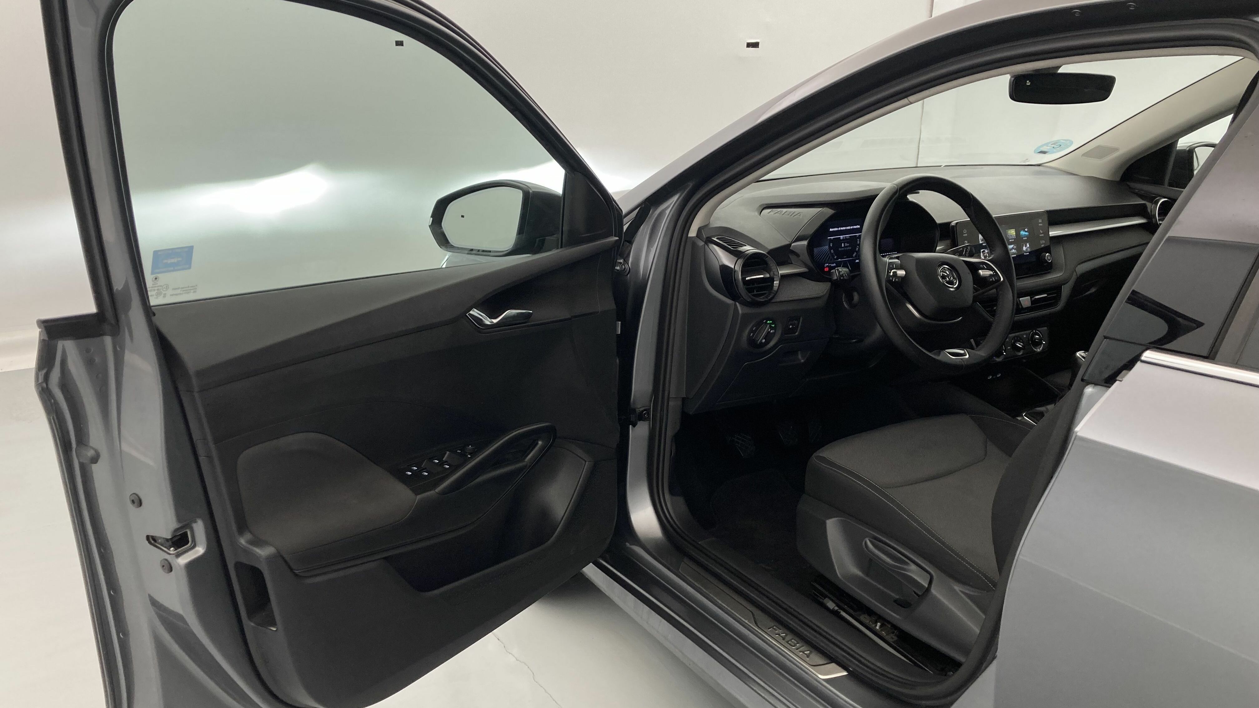 skoda fabia selection 1.0 MPI 80 2024 gris graphite 13