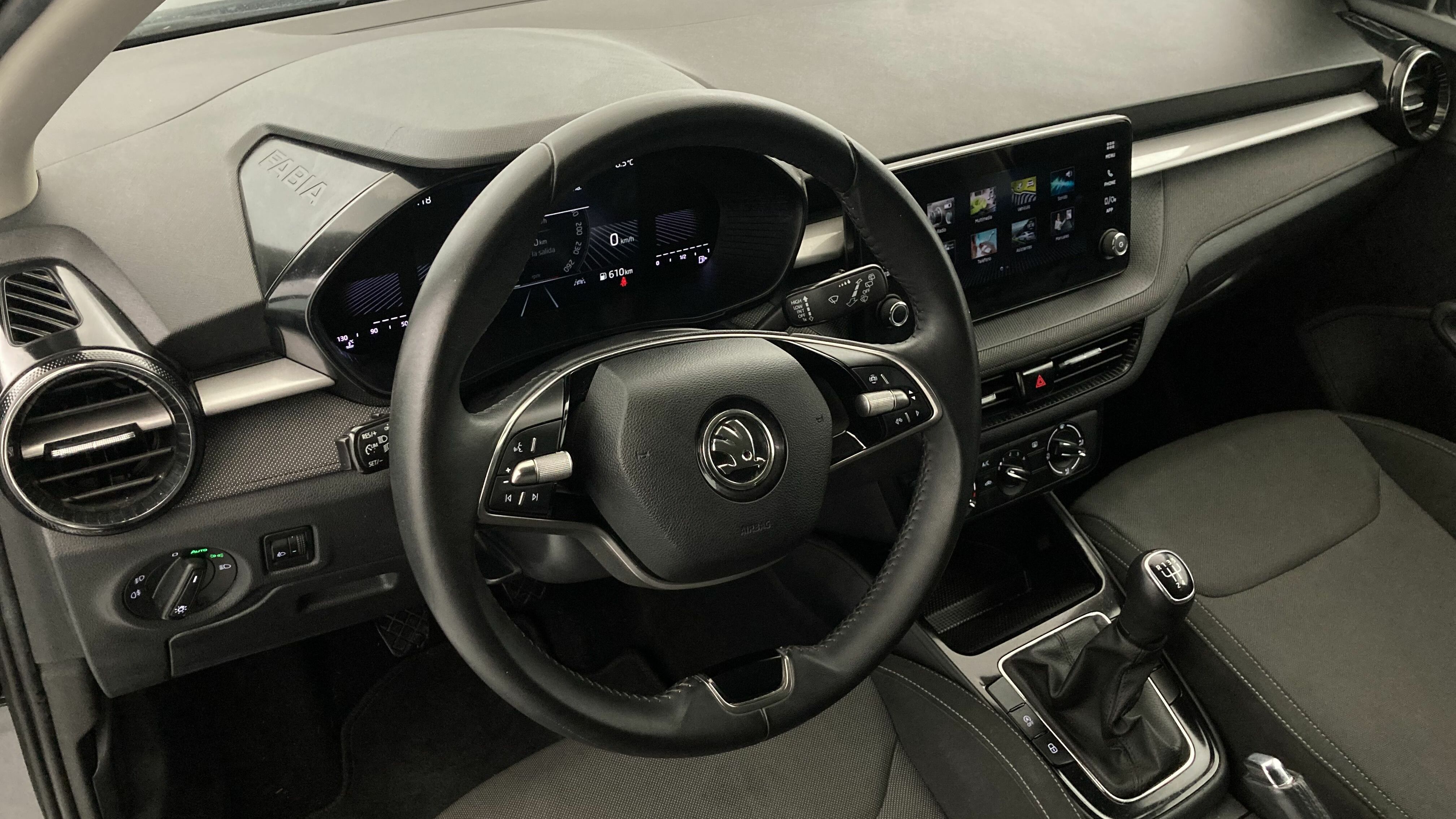 skoda fabia selection 1.0 MPI 80 2024 gris graphite 15