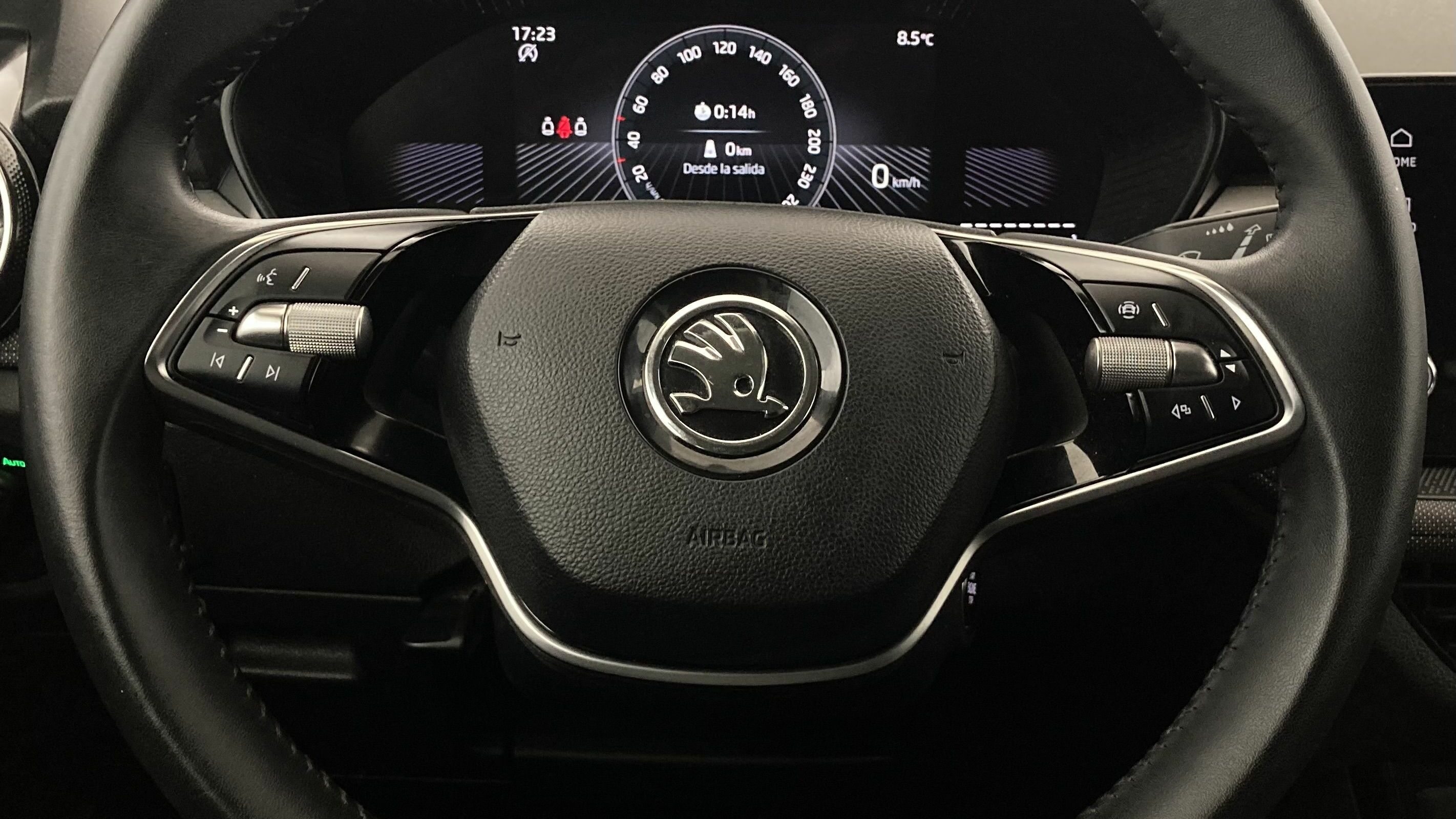 skoda fabia selection 1.0 MPI 80 2024 gris graphite 17