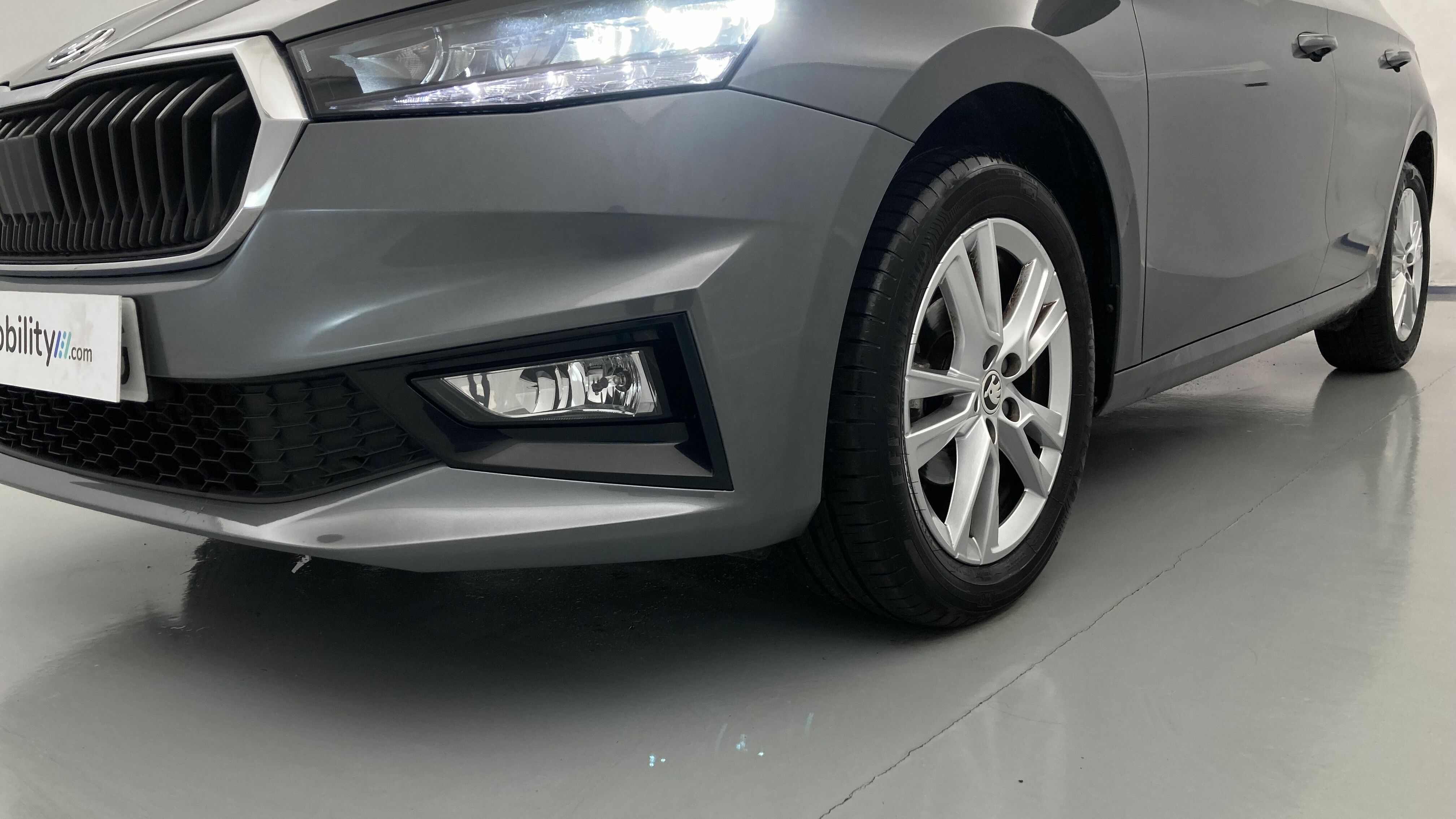 skoda fabia selection 1.0 MPI 80 2024 gris graphite 26