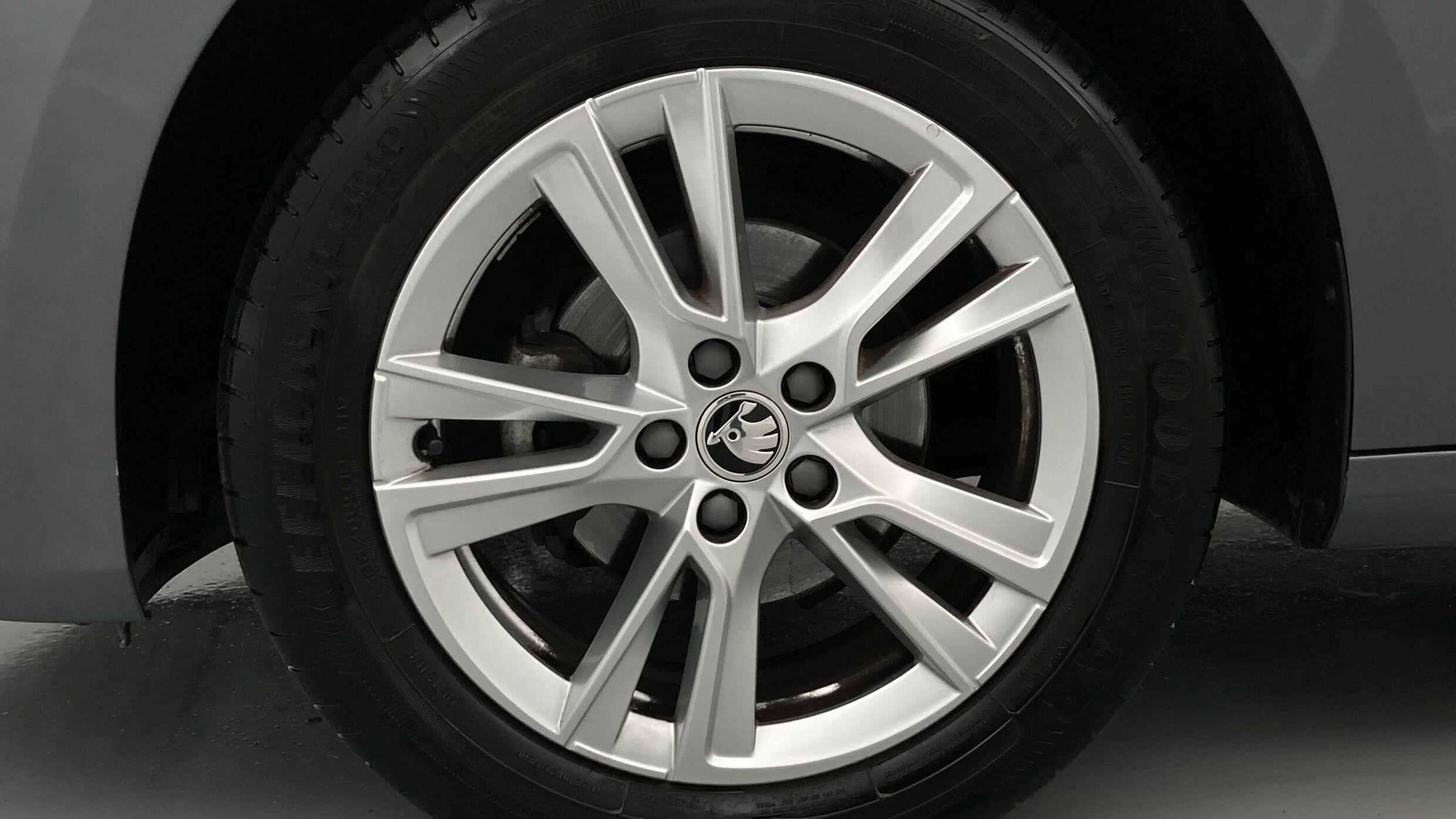 skoda fabia selection 1.0 MPI 80 2024 gris graphite 27