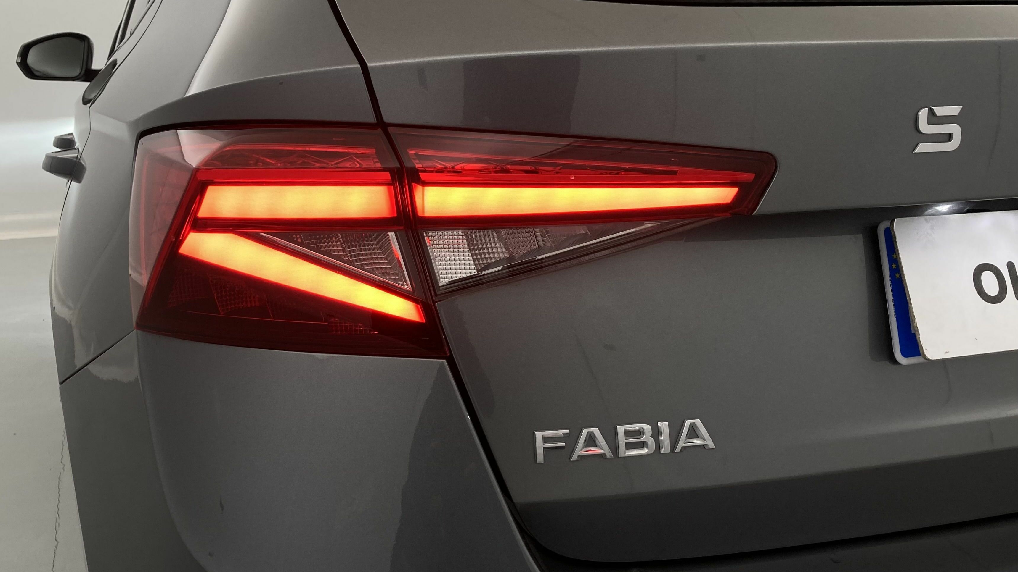 skoda fabia selection 1.0 MPI 80 2024 gris graphite 30