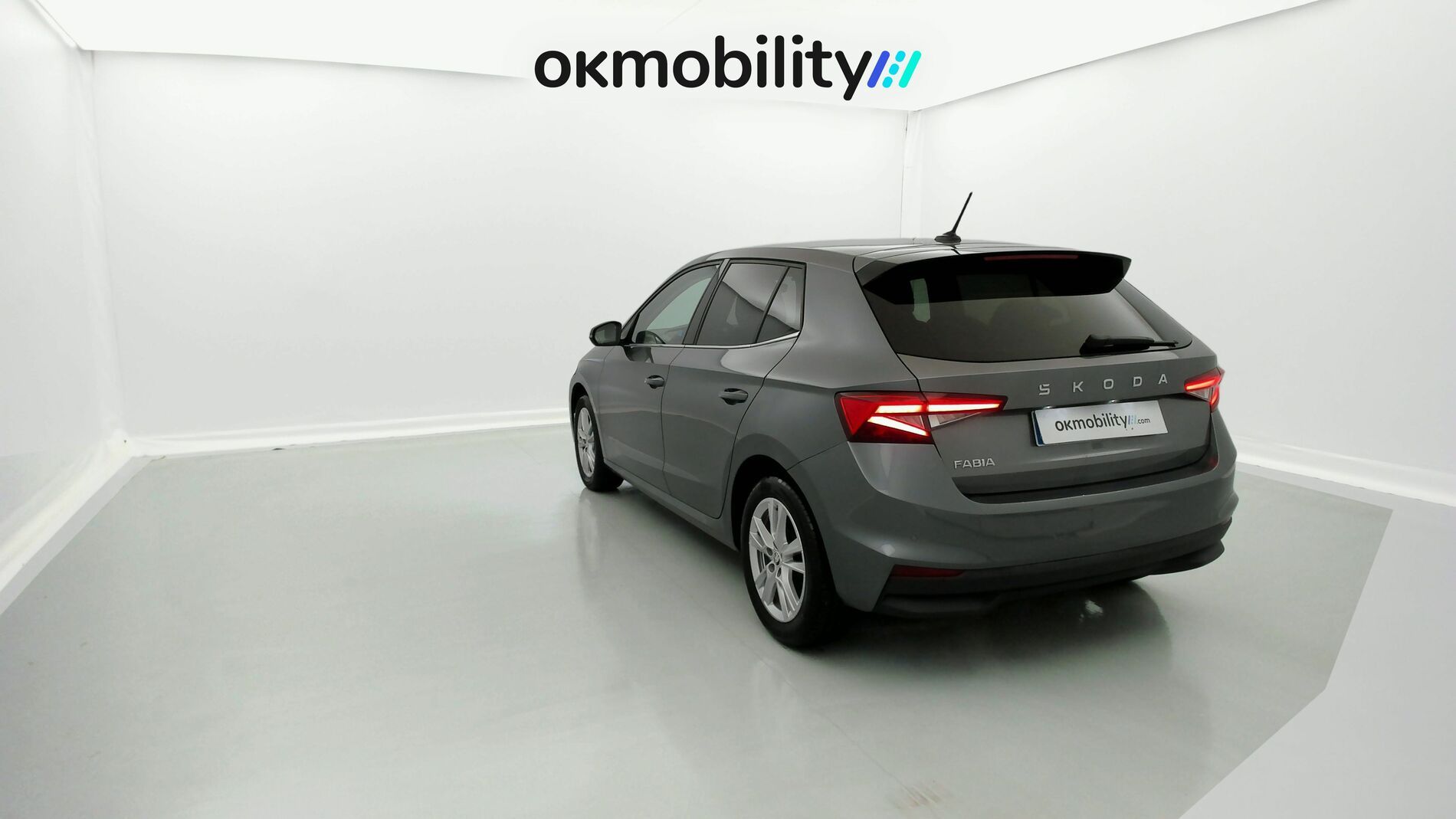 skoda fabia selection 1.0 MPI 80 2024 gris graphite 9