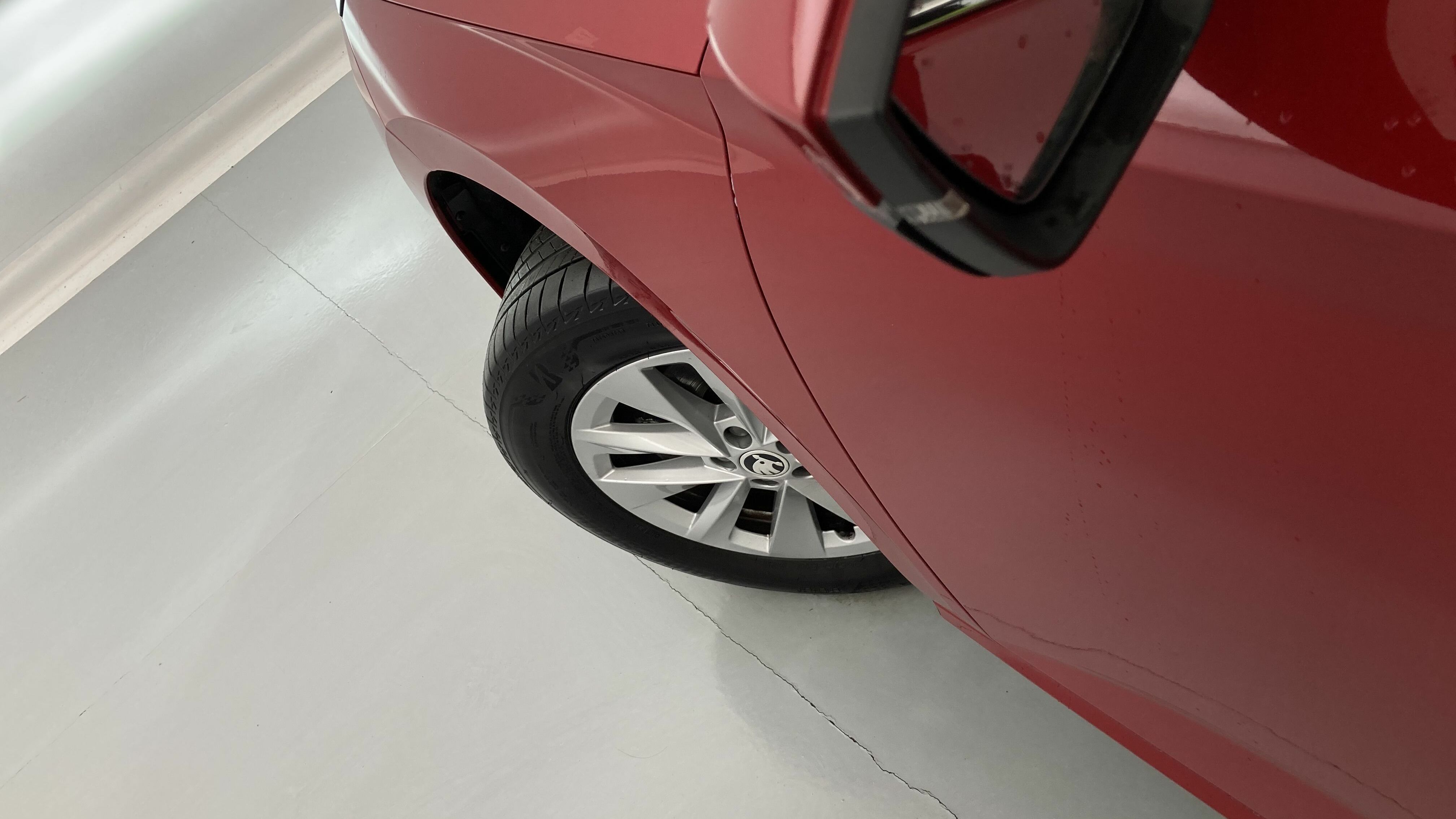 skoda kamiq selection 1.0 TSI 95 2024 rojo velvet 28