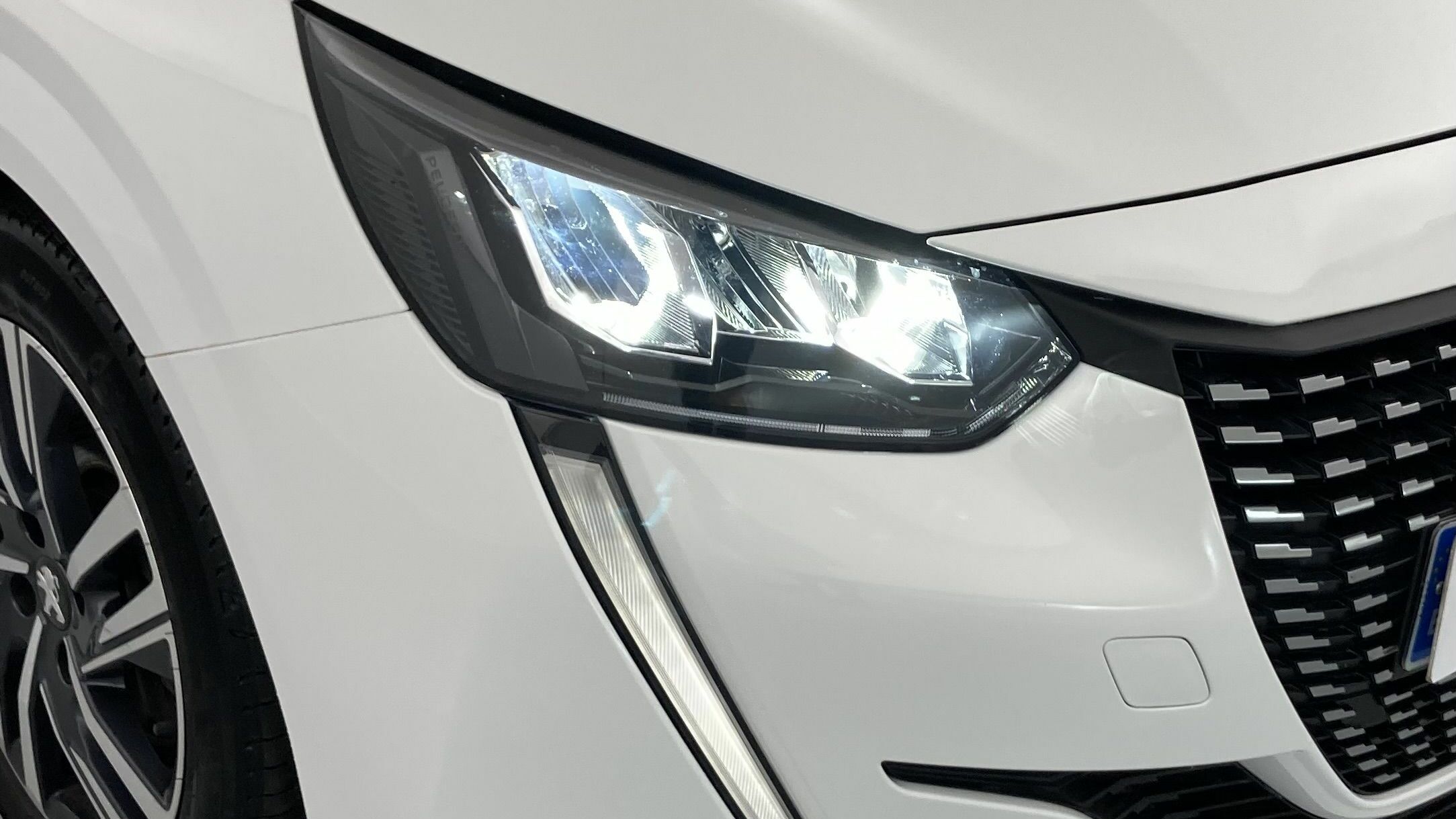 peugeot 208 allure 1.2 PURETECH 100 2024 blanco banquise 23