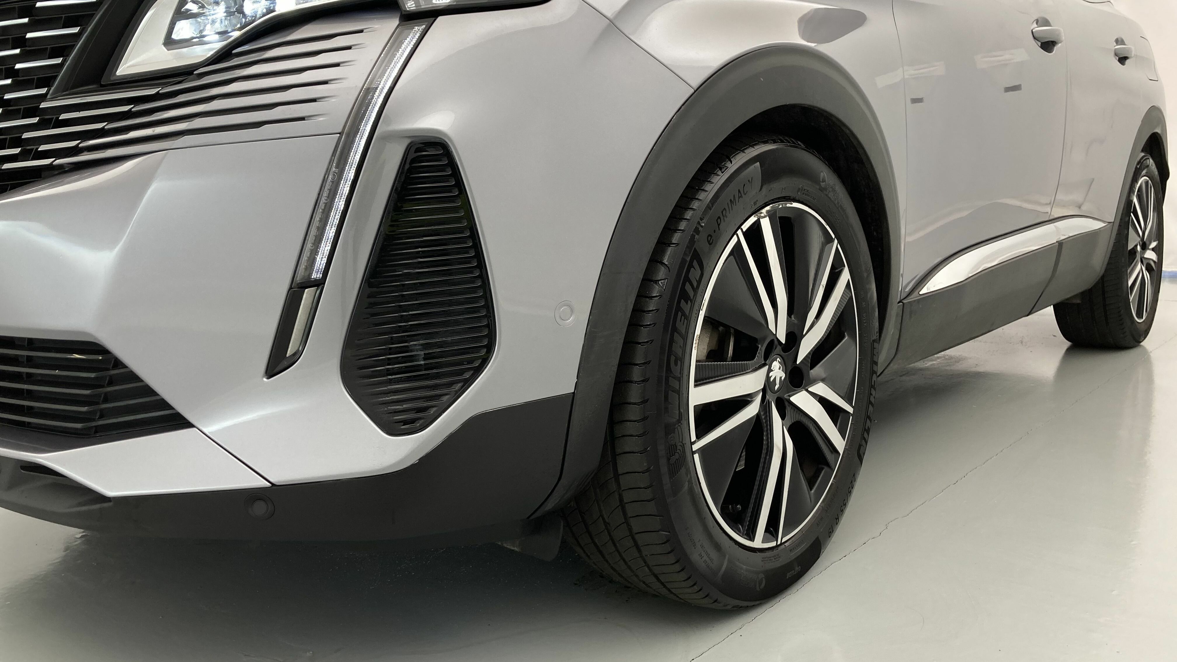 peugeot 3008 gt pack 1.6 HYBRID 300 EAT PHEV 2022 gris artense / negro 26