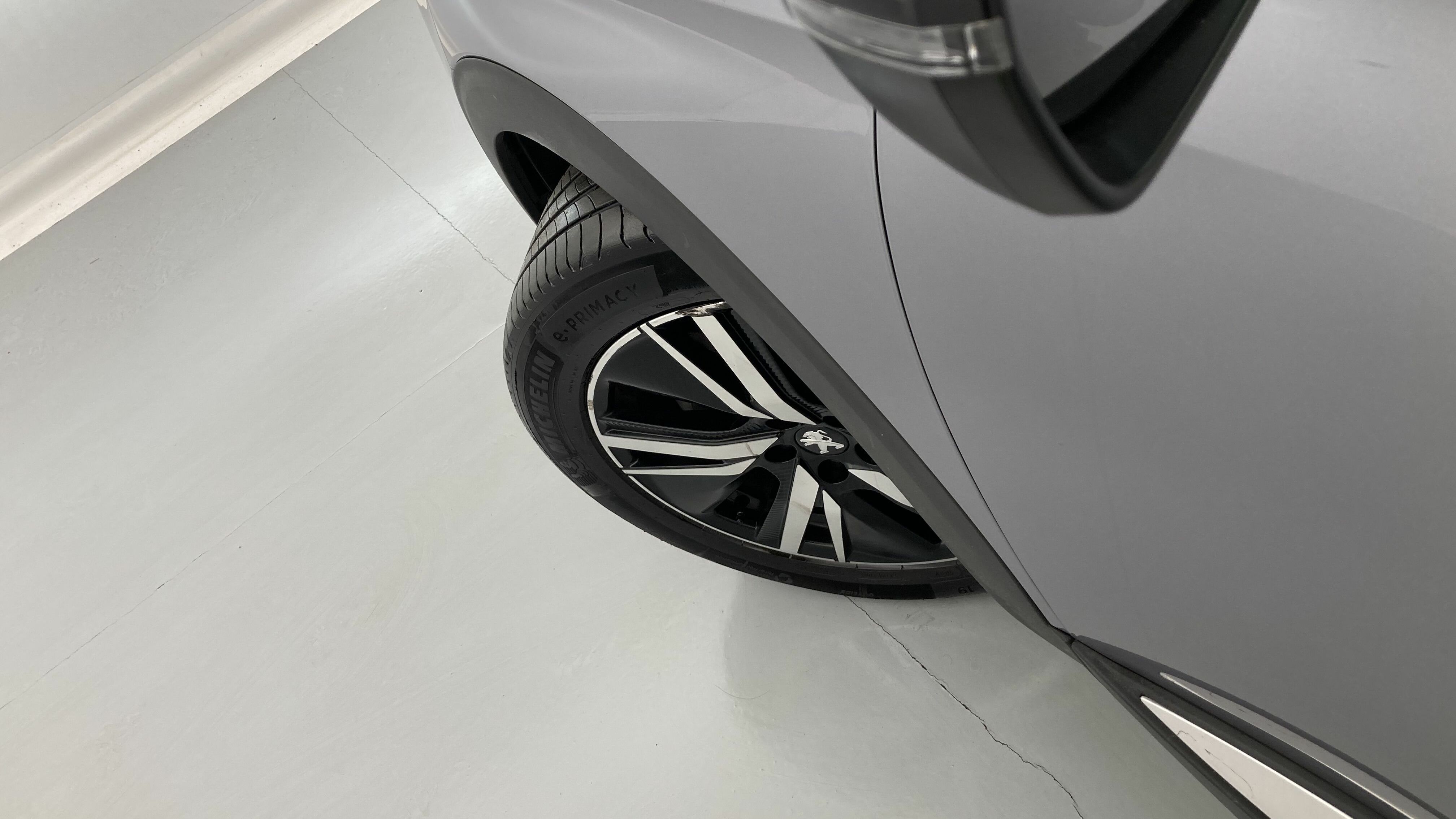 peugeot 3008 gt pack 1.6 HYBRID 300 EAT PHEV 2022 gris artense / negro 28