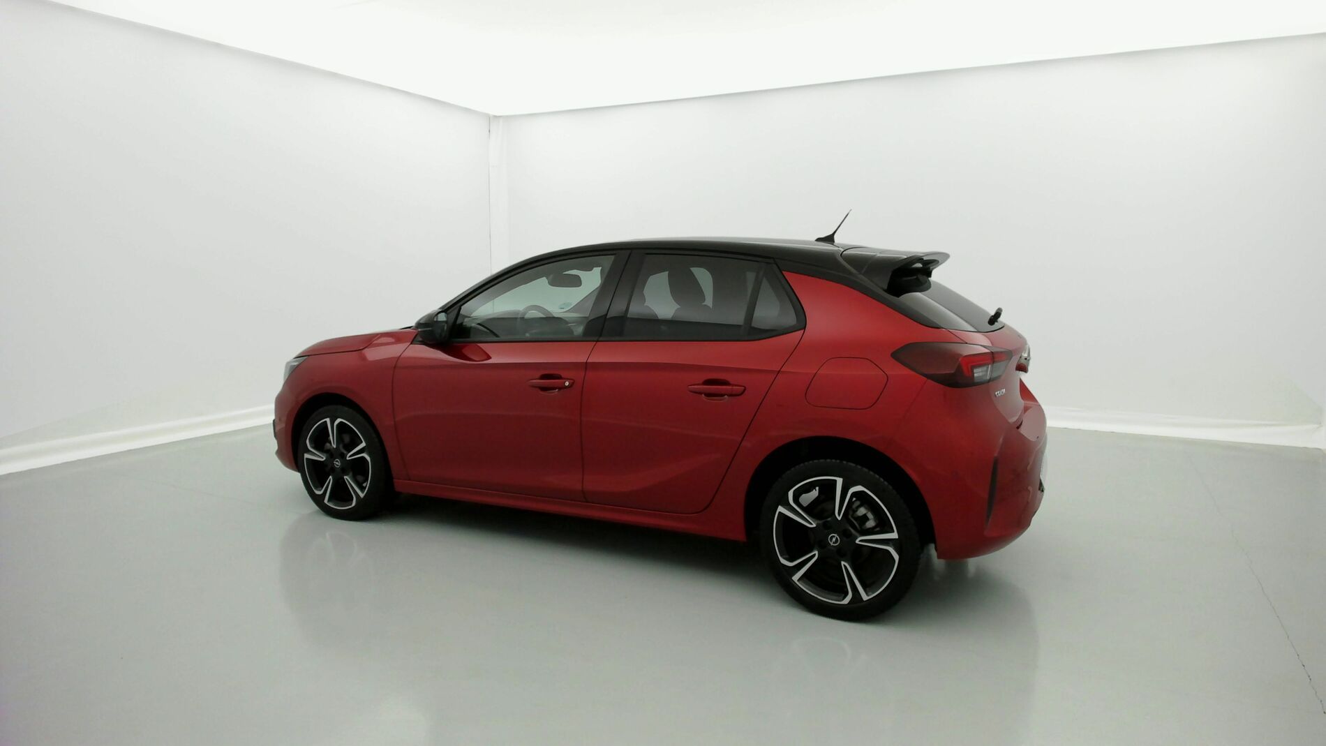 opel corsa gs line 1.2 130 AT 2022 rojo incandescente / negro 4