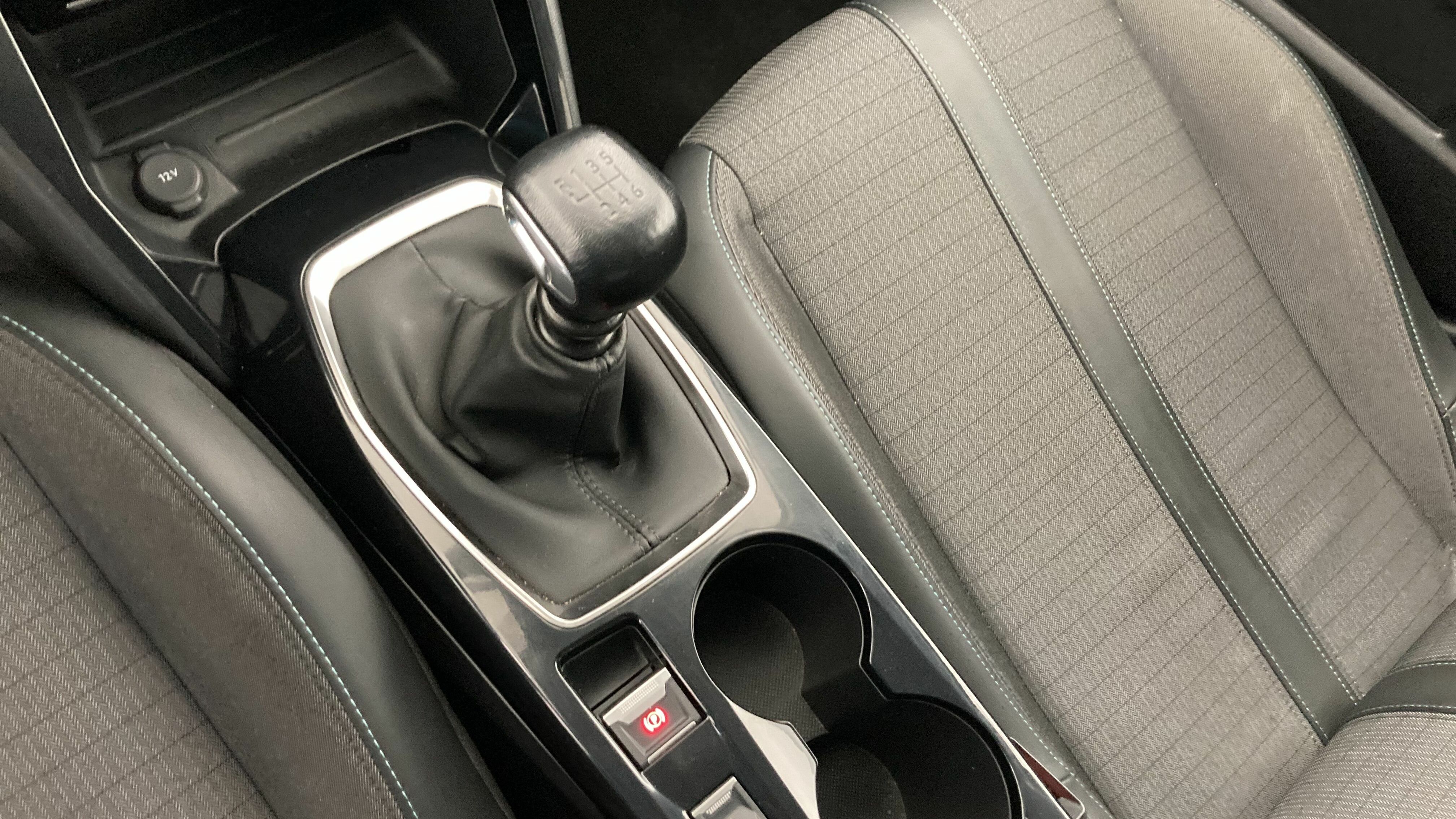 peugeot 208 allure 1.2 PURETECH 100 2024 blanco banquise 15