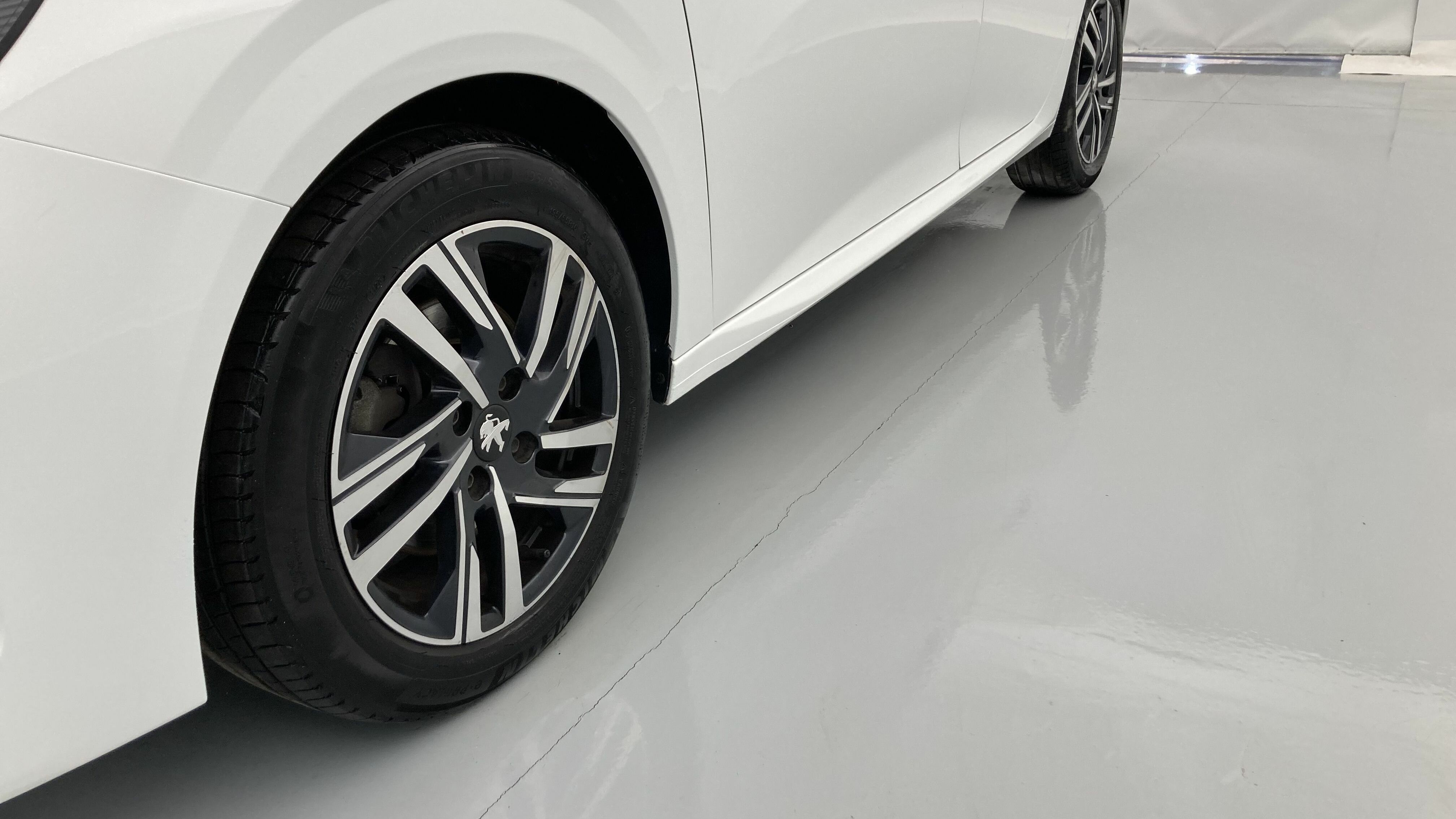 peugeot 208 allure 1.2 PURETECH 100 2024 blanco banquise 19