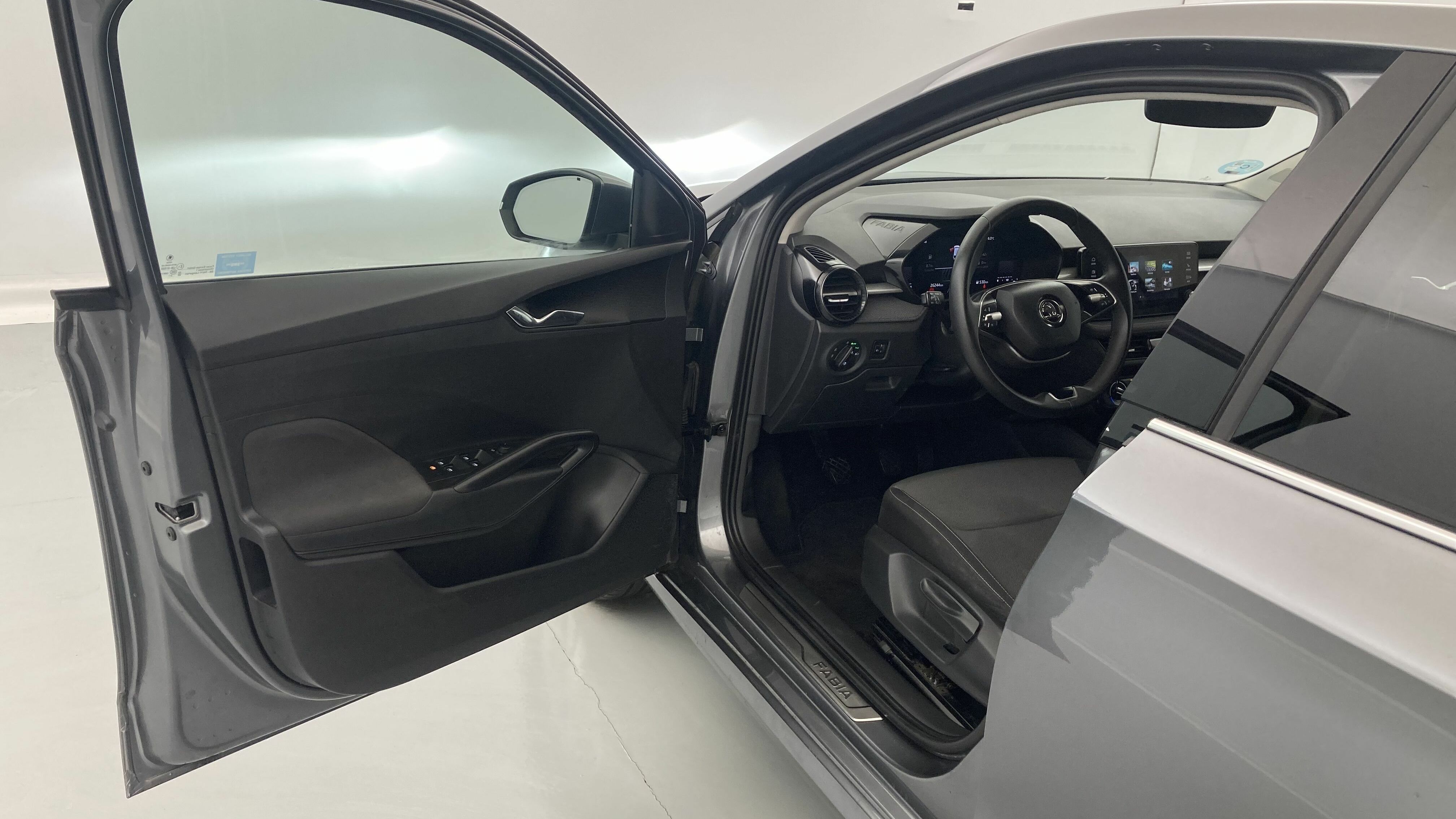 skoda fabia selection 1.0 MPI 80 2024 gris graphite 12
