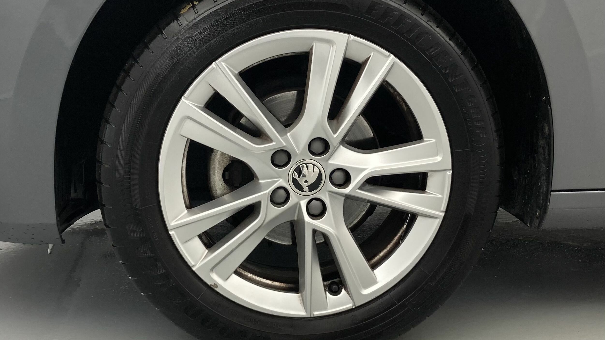 skoda fabia selection 1.0 MPI 80 2024 gris graphite 26