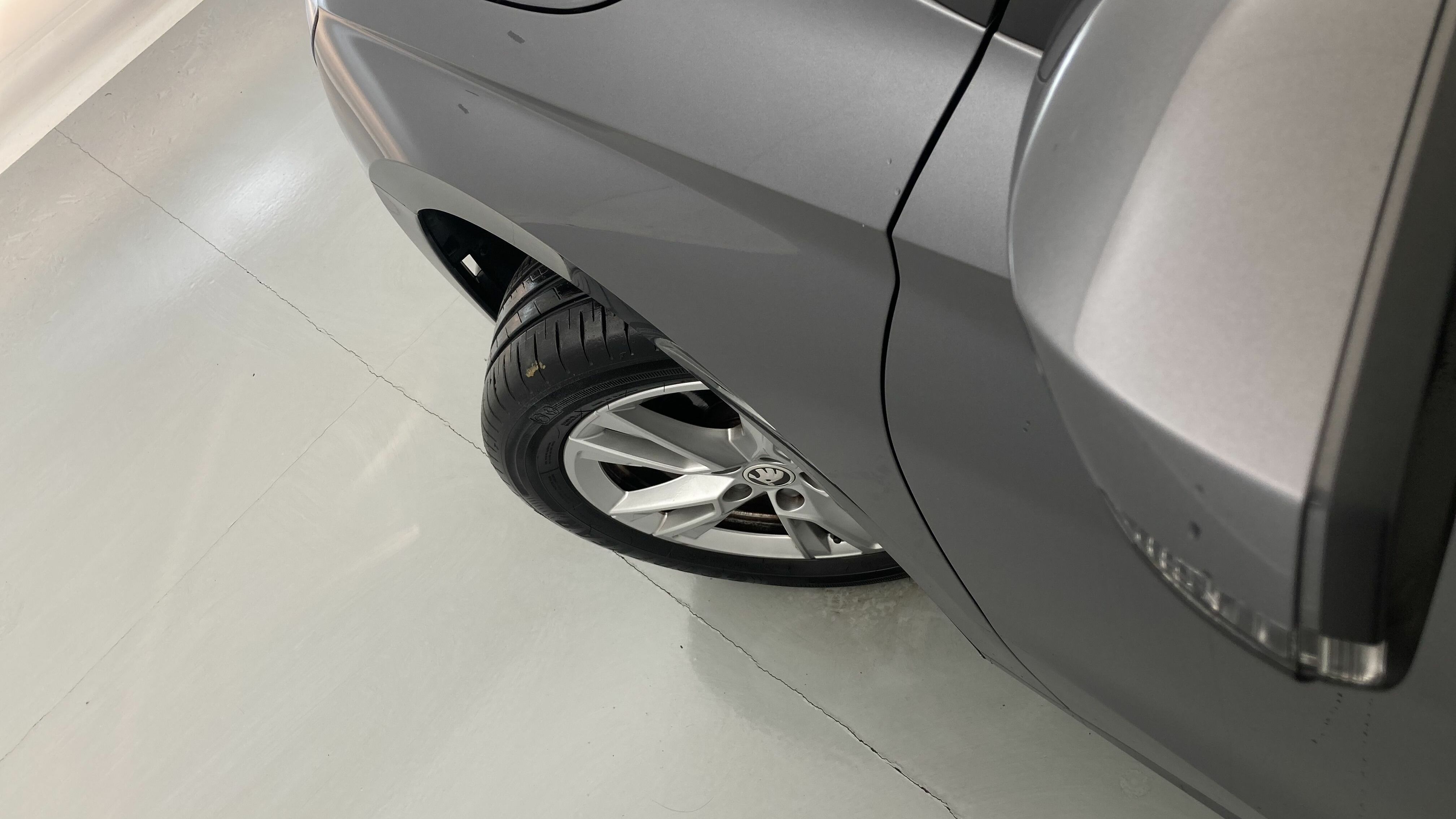 skoda fabia selection 1.0 MPI 80 2024 gris graphite 27