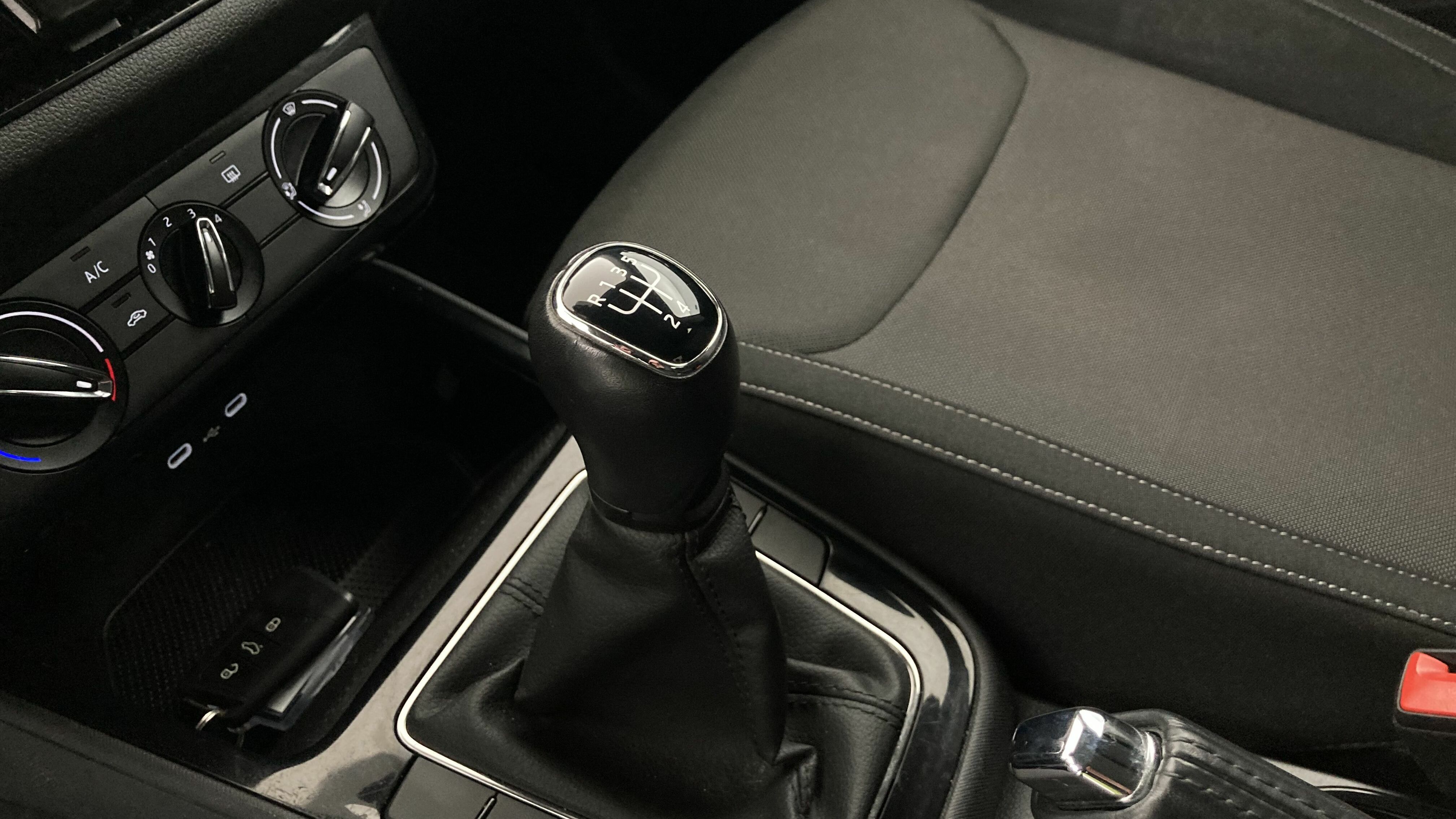 skoda fabia selection 1.0 MPI 80 2024 gris graphite 19