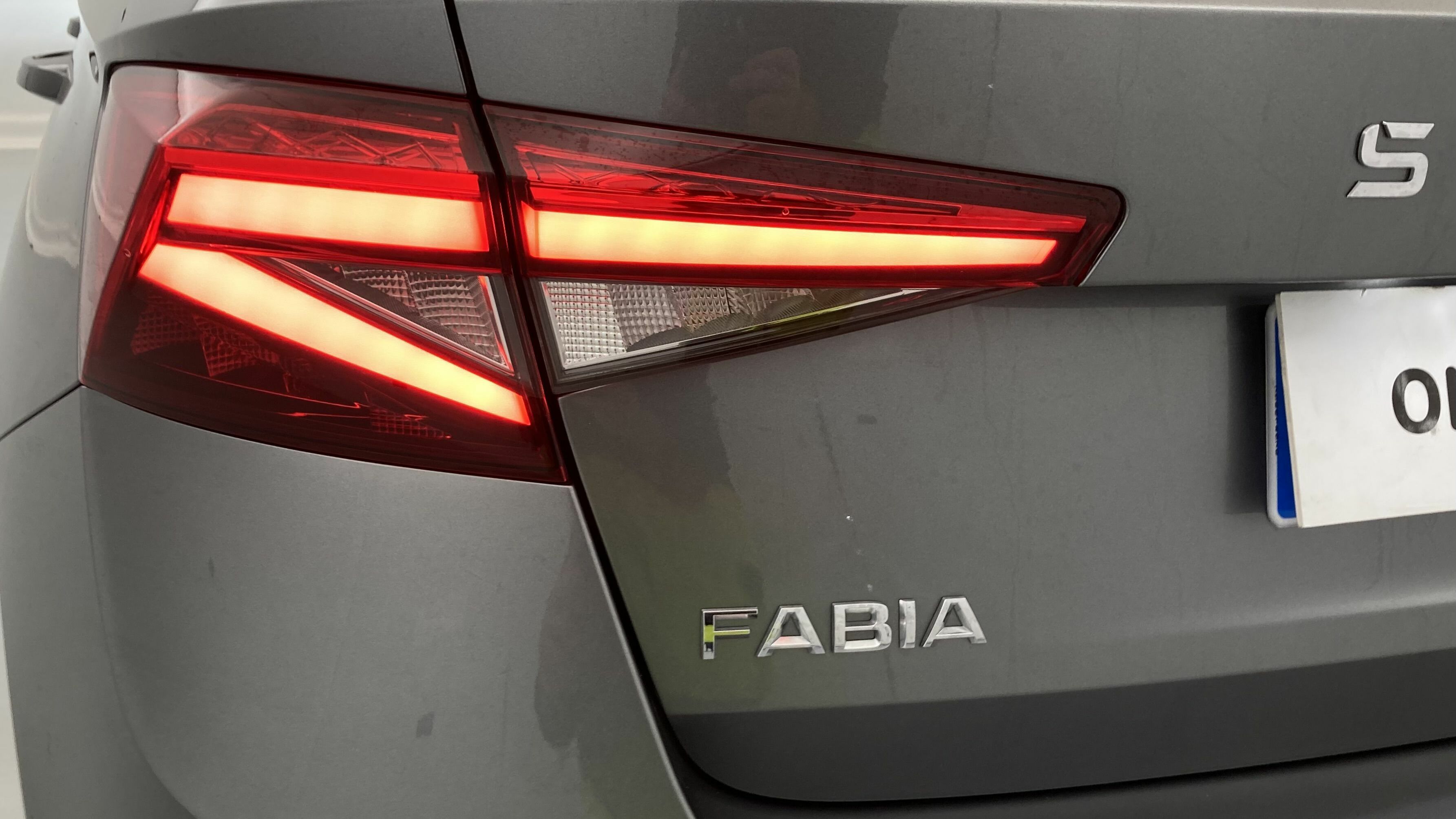 skoda fabia selection 1.0 MPI 80 2024 gris graphite 29