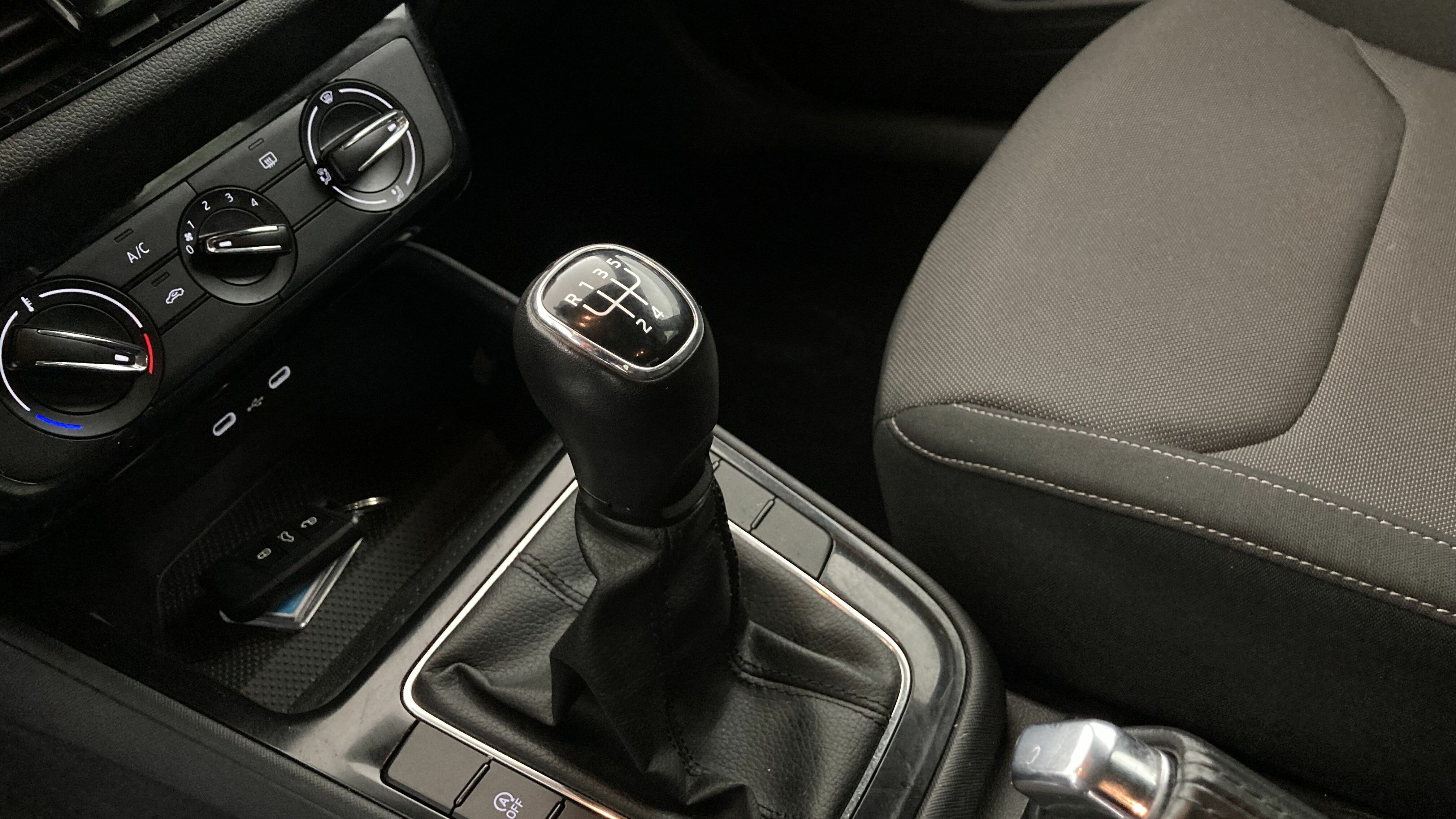 skoda fabia selection 1.0 MPI 80 2024 blanco glaciar 19