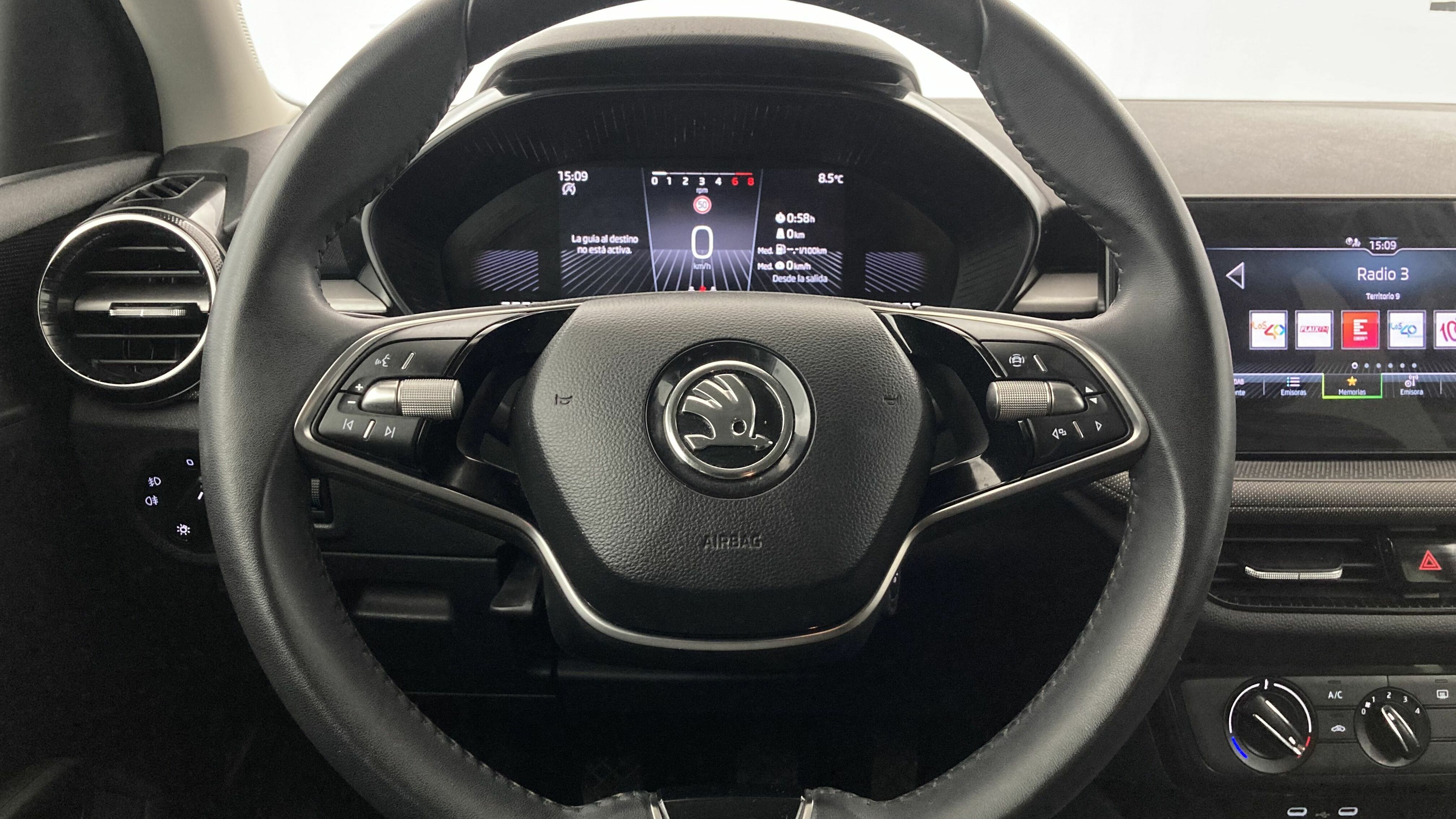 skoda fabia selection 1.0 MPI 80 2024 blanco glaciar 17