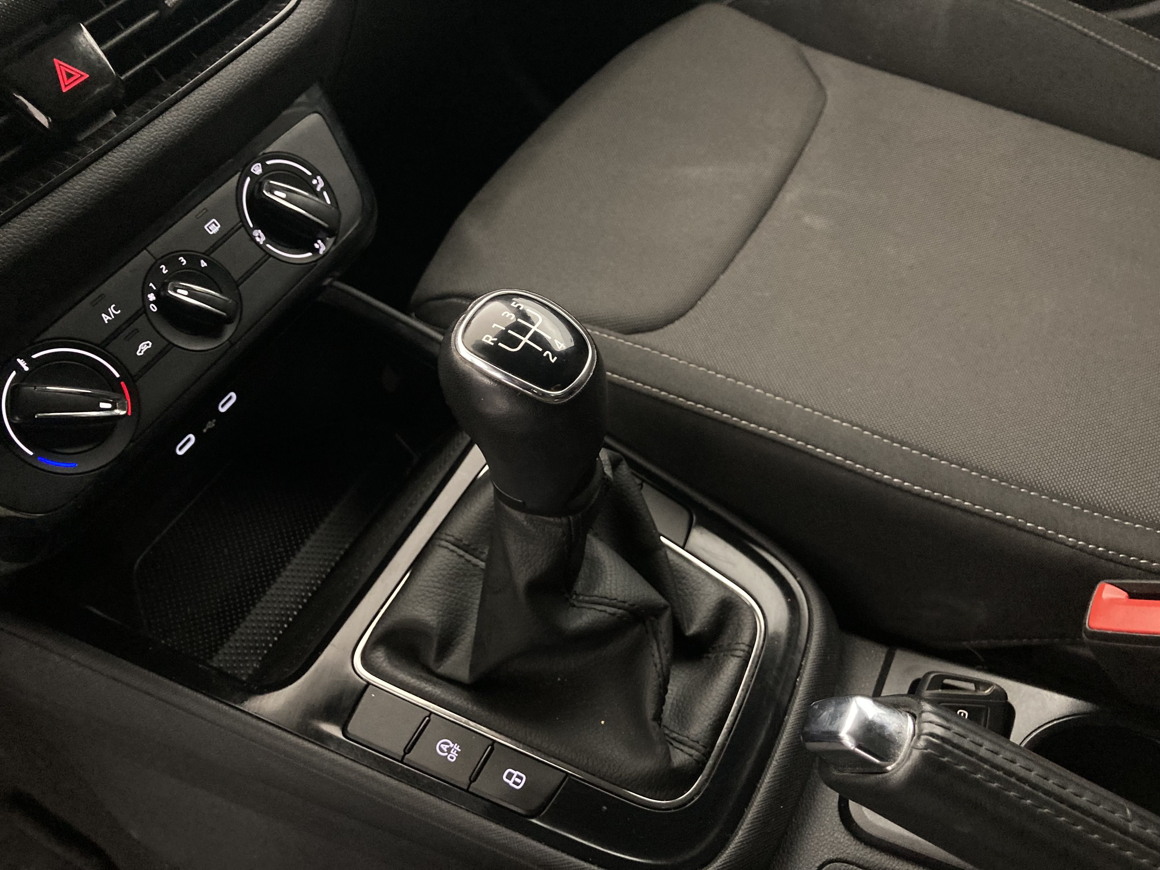 skoda fabia selection 1.0 MPI 80 2024 gris graphite 12