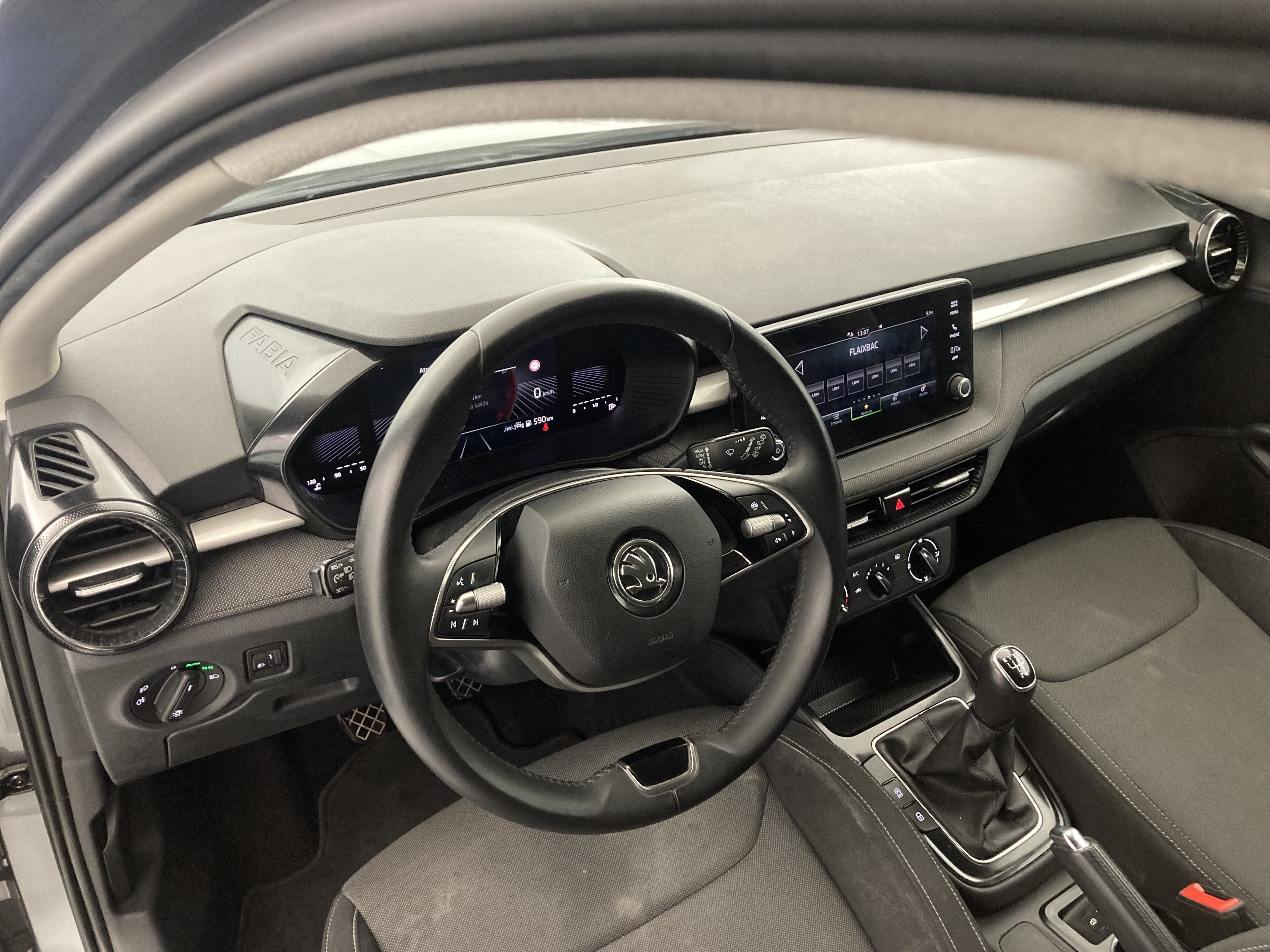 skoda fabia selection 1.0 MPI 80 2024 gris graphite 18