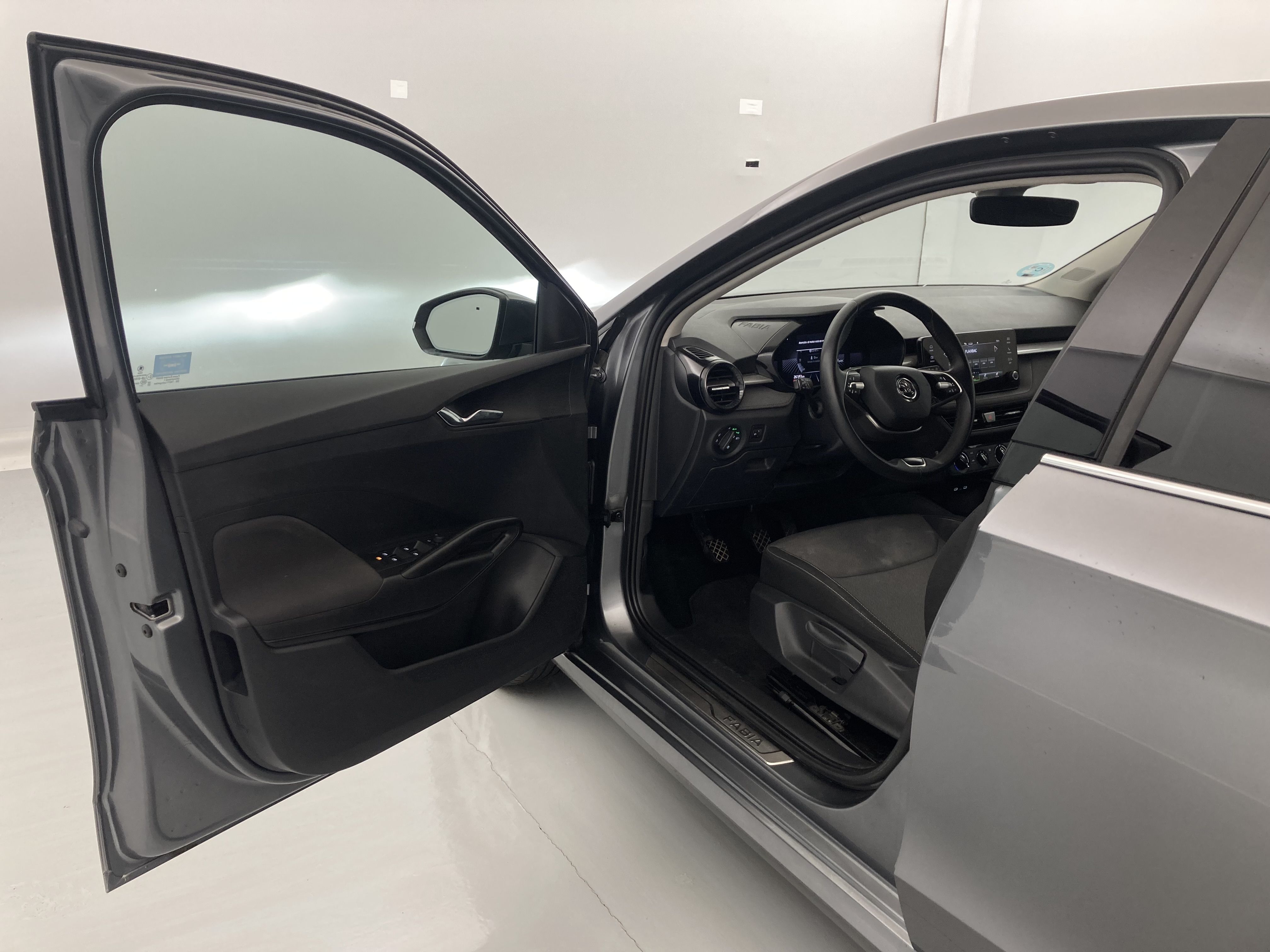 skoda fabia selection 1.0 MPI 80 2024 gris graphite 19