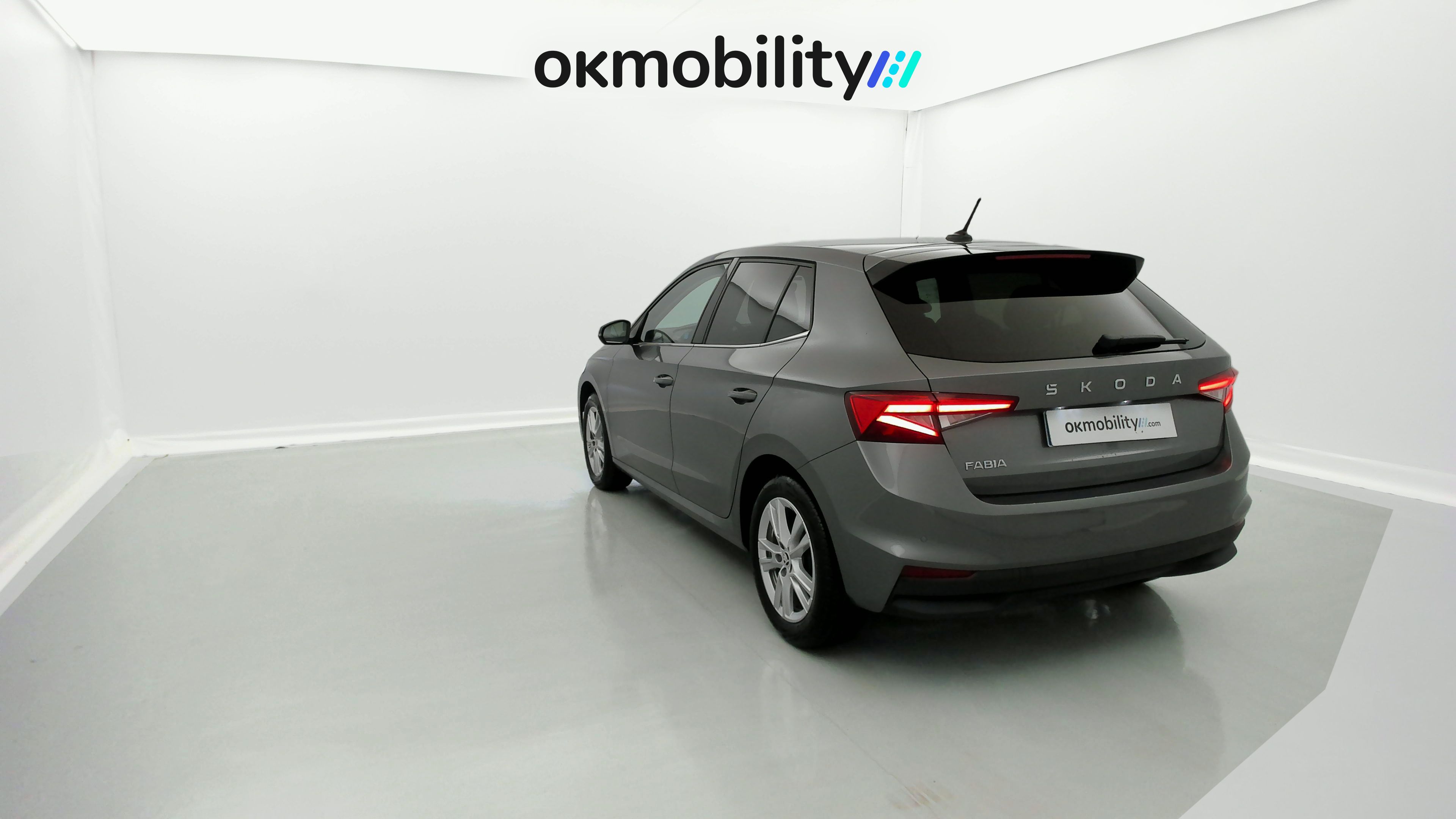 skoda fabia selection 1.0 MPI 80 2024 gris graphite 9